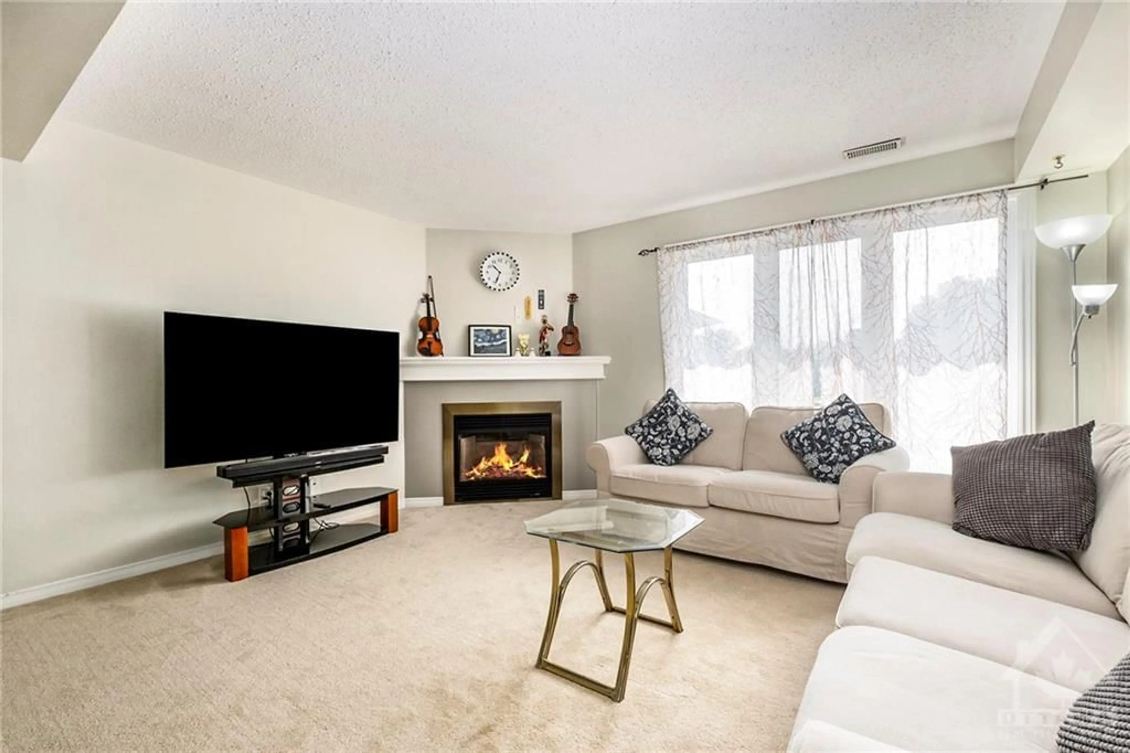 Living room, carpet floors for 1672 LOCKSLEY Lane, Ottawa Ontario K1J 1B6