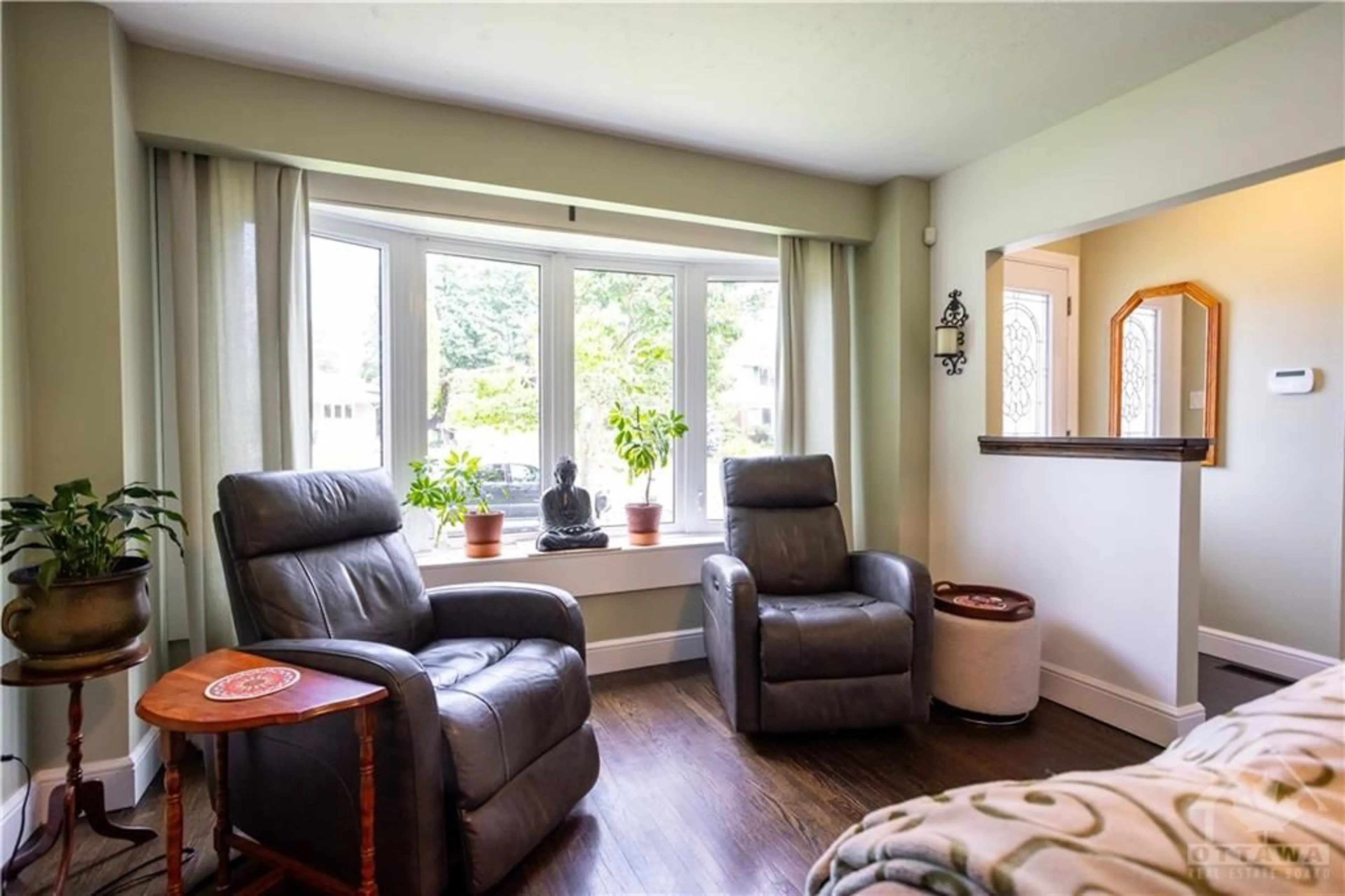 Living room, wood floors for 1860 FEATHERSTON Dr, Ottawa Ontario K1H 6P5