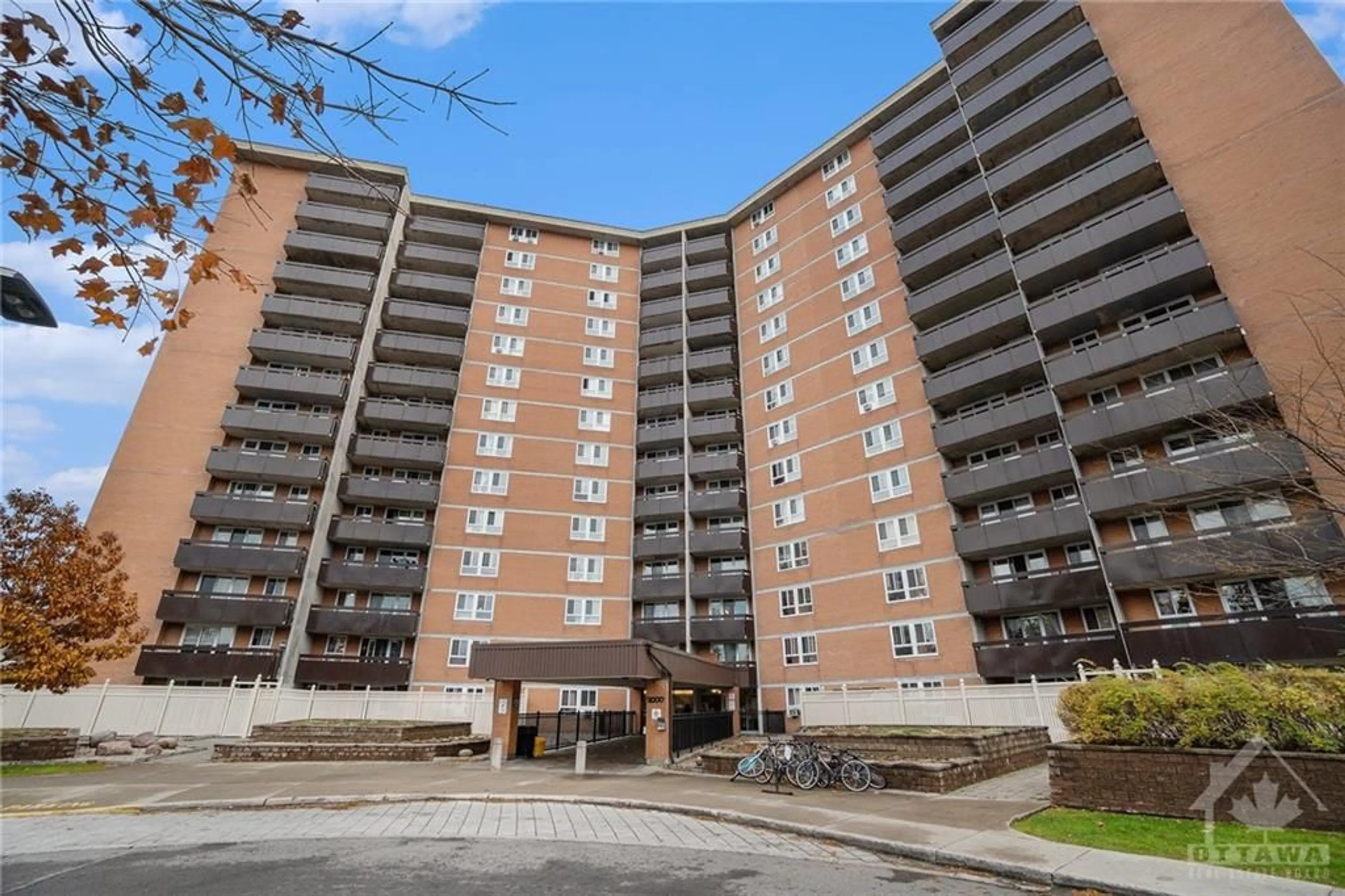 A pic from exterior of the house or condo, the front or back of building for 2000 JASMINE Cres #615, Ottawa Ontario K1J 8K4