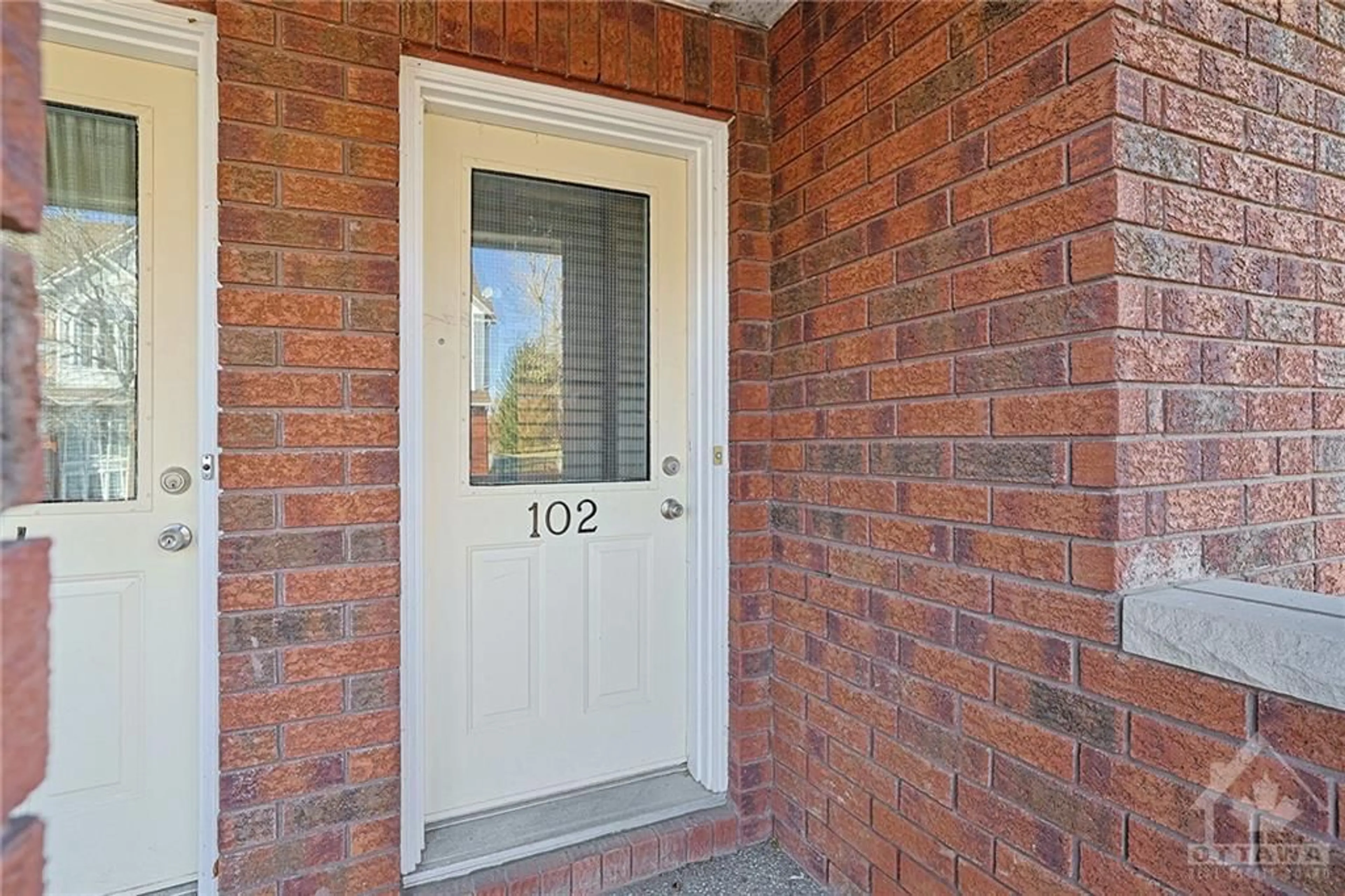 Indoor entryway, wood floors for 102 BRISTON Pvt, Ottawa Ontario K1G 5P8