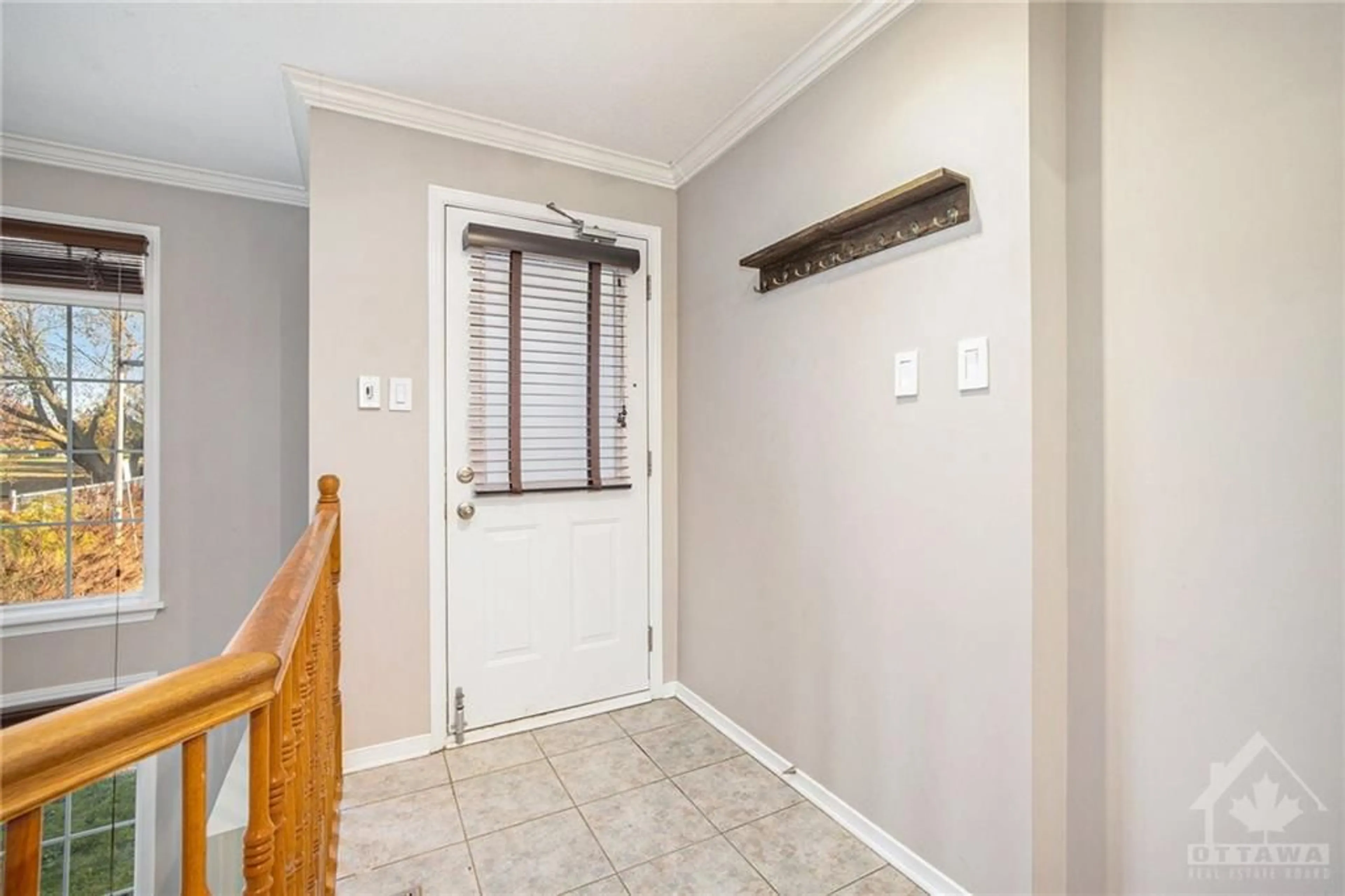 Indoor entryway, wood floors for 102 BRISTON Pvt, Ottawa Ontario K1G 5P8