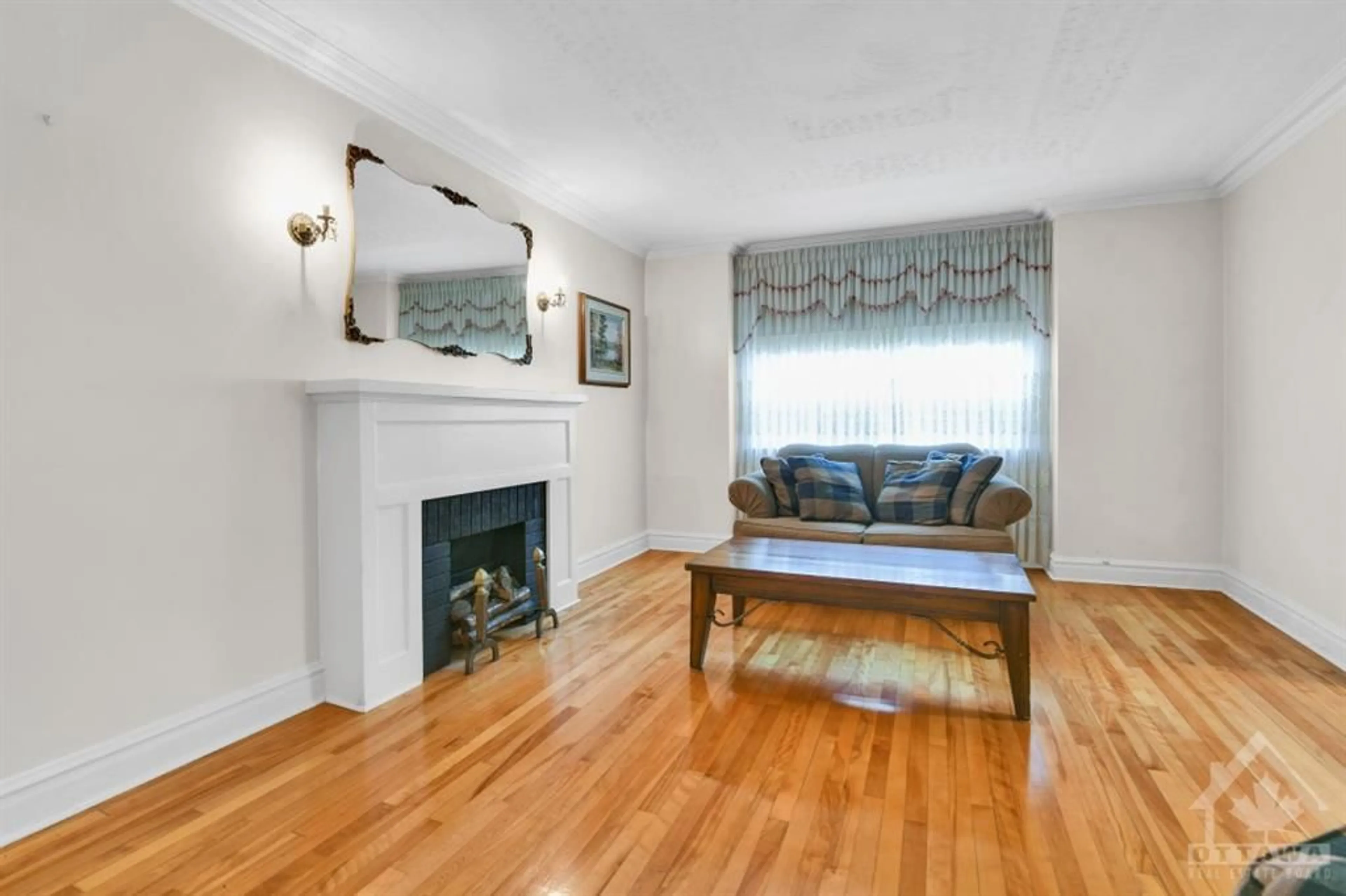 Living room, wood floors for 128 & 130 BAYSWATER Ave, Ottawa Ontario K1Y 2G1