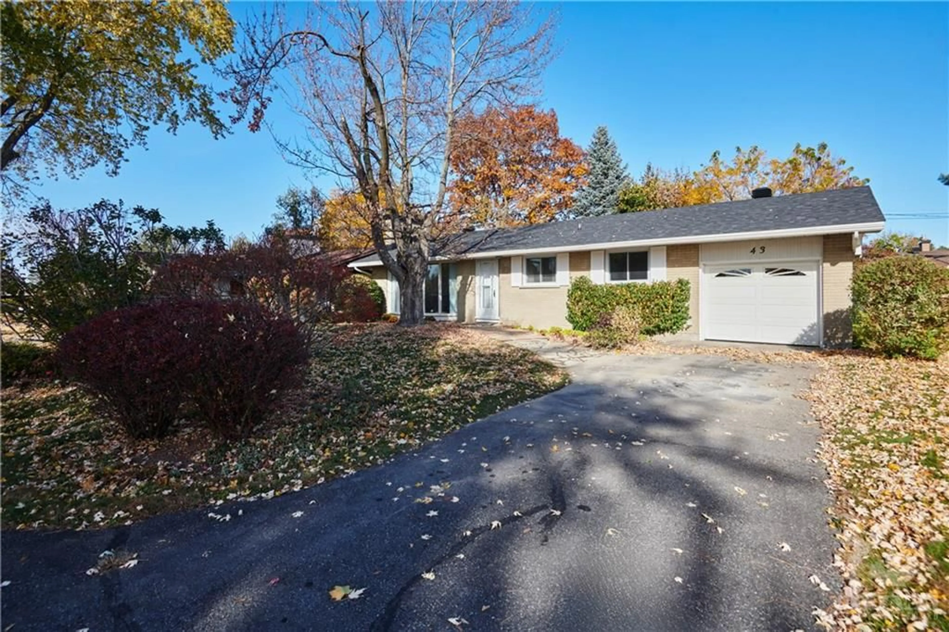 A pic from exterior of the house or condo, the street view for 43 HARWICK Cres, Ottawa Ontario K2H 6R3