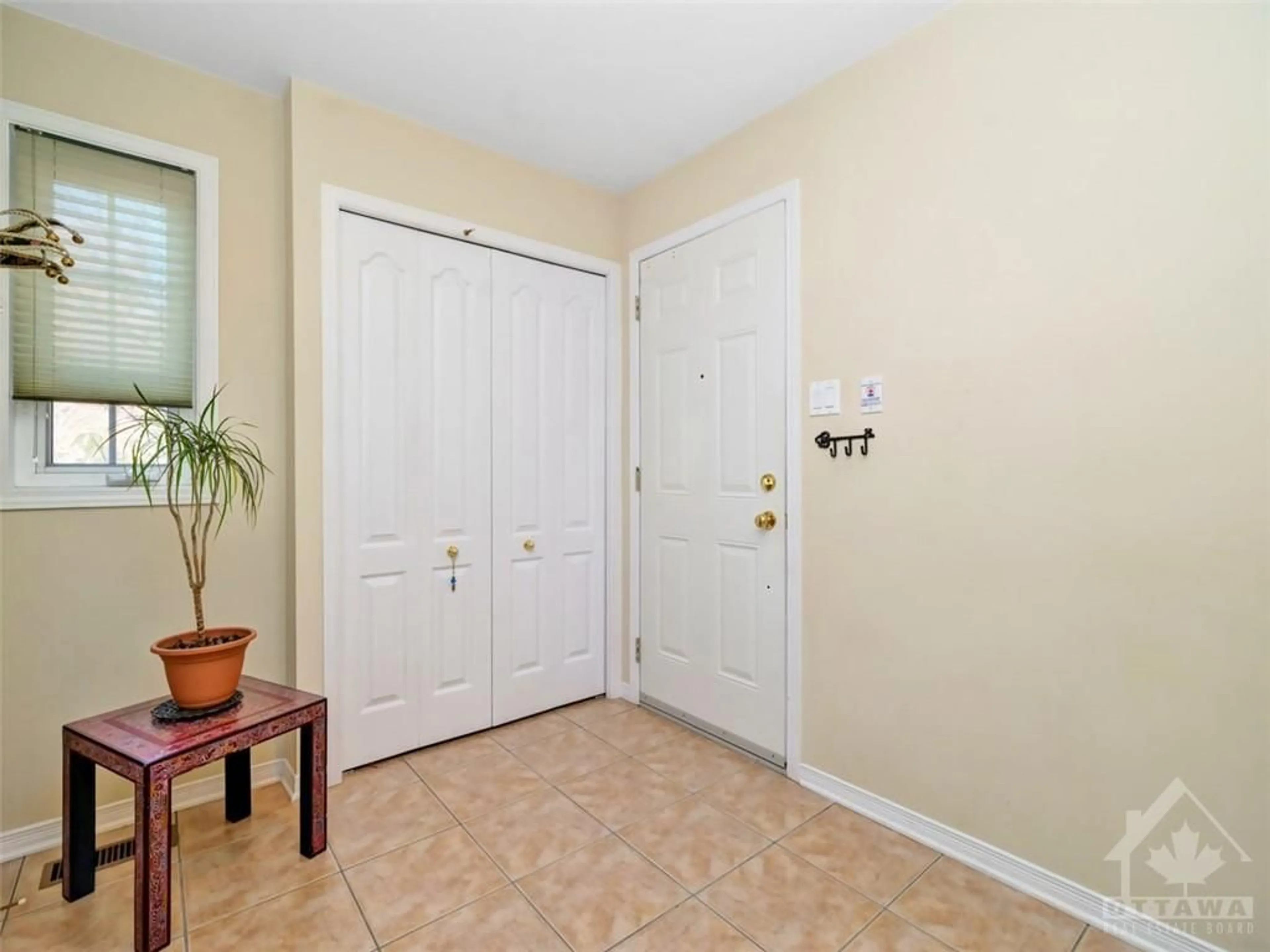 Indoor entryway, wood floors for 50 STEELE PARK Pvt, Ottawa Ontario K1J 0J2