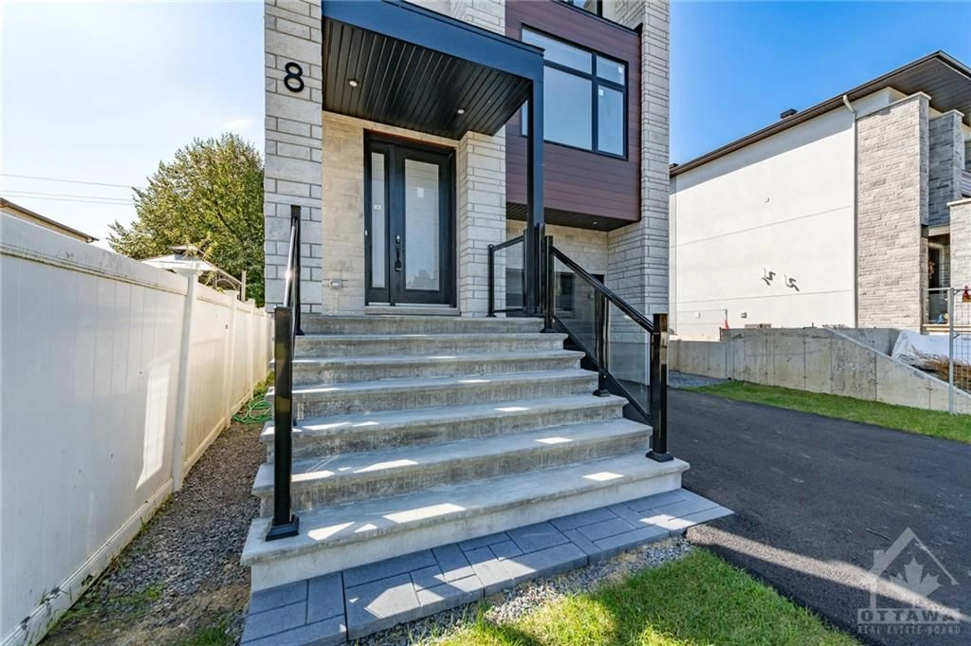 Stairs for 8 MELVILLE Dr, Ottawa Ontario K2J 2E9