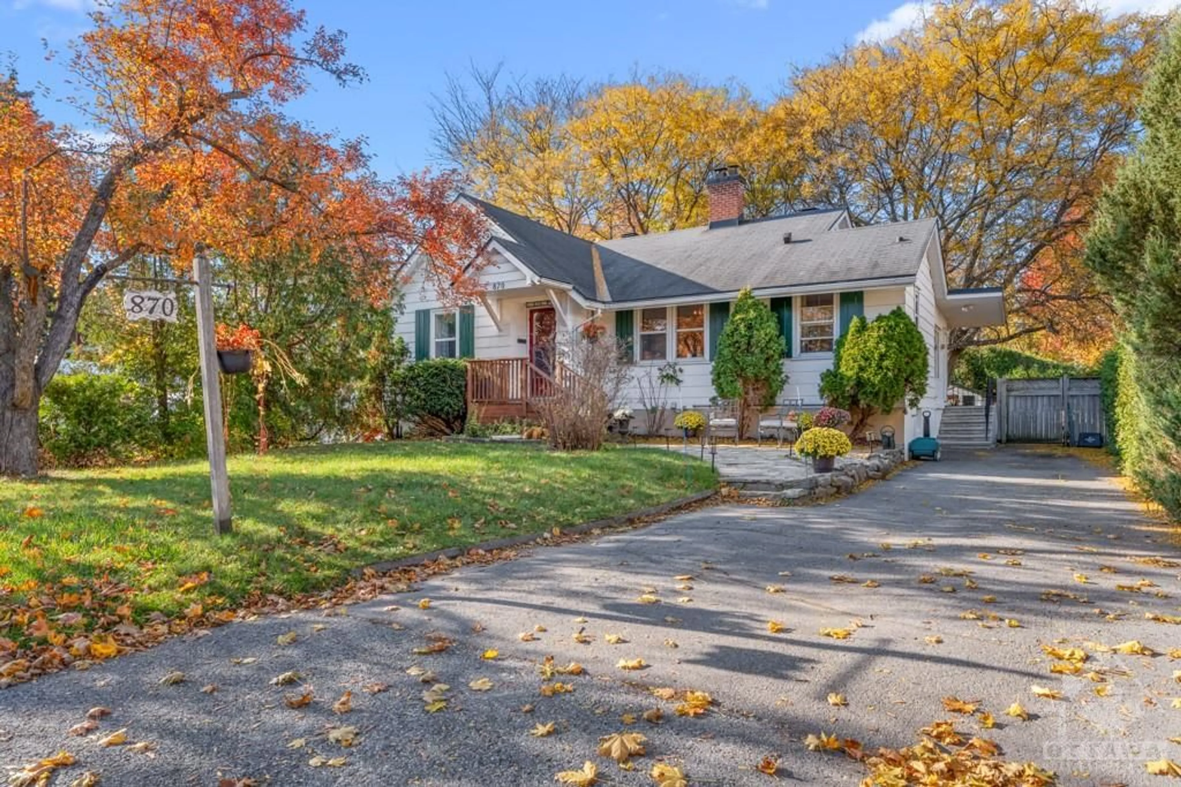 Frontside or backside of a home, the street view for 870 RIDDELL Ave, Ottawa Ontario K2A 2V9