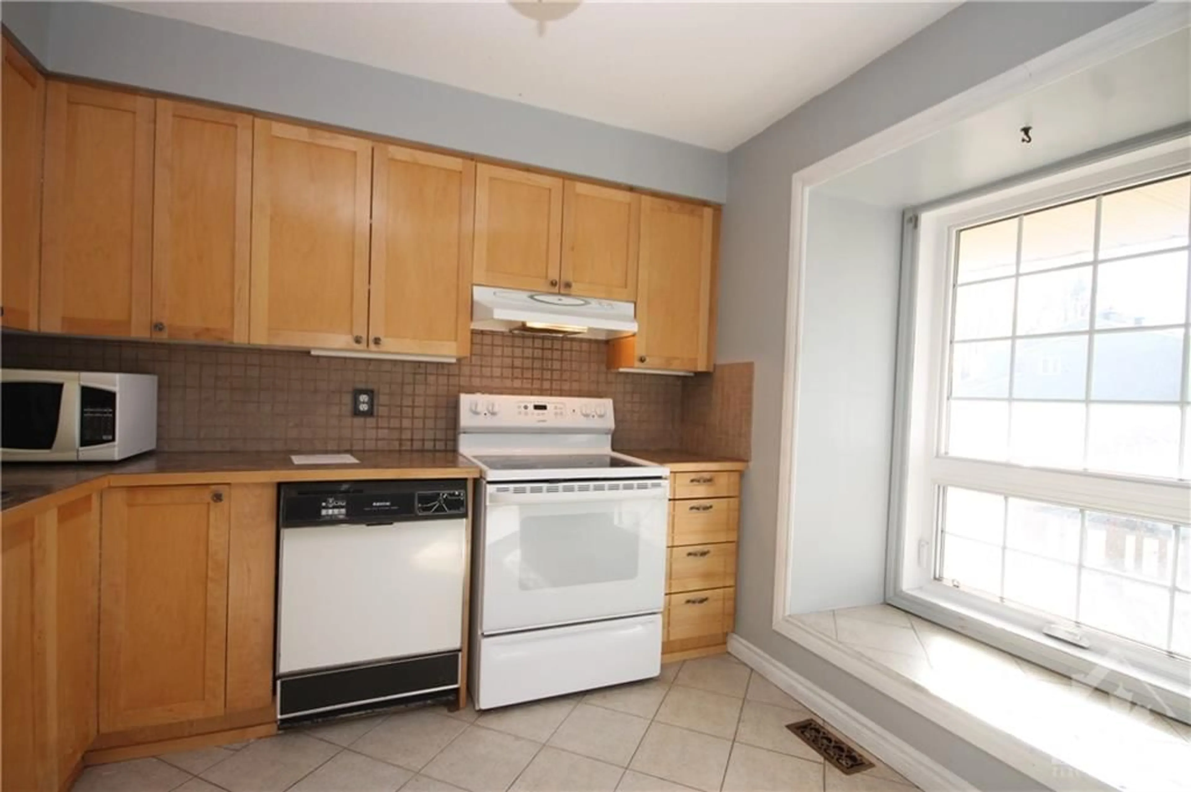 Standard kitchen, wood floors, cottage for 1659 NORDIC Way, Ottawa Ontario K1B 5K5