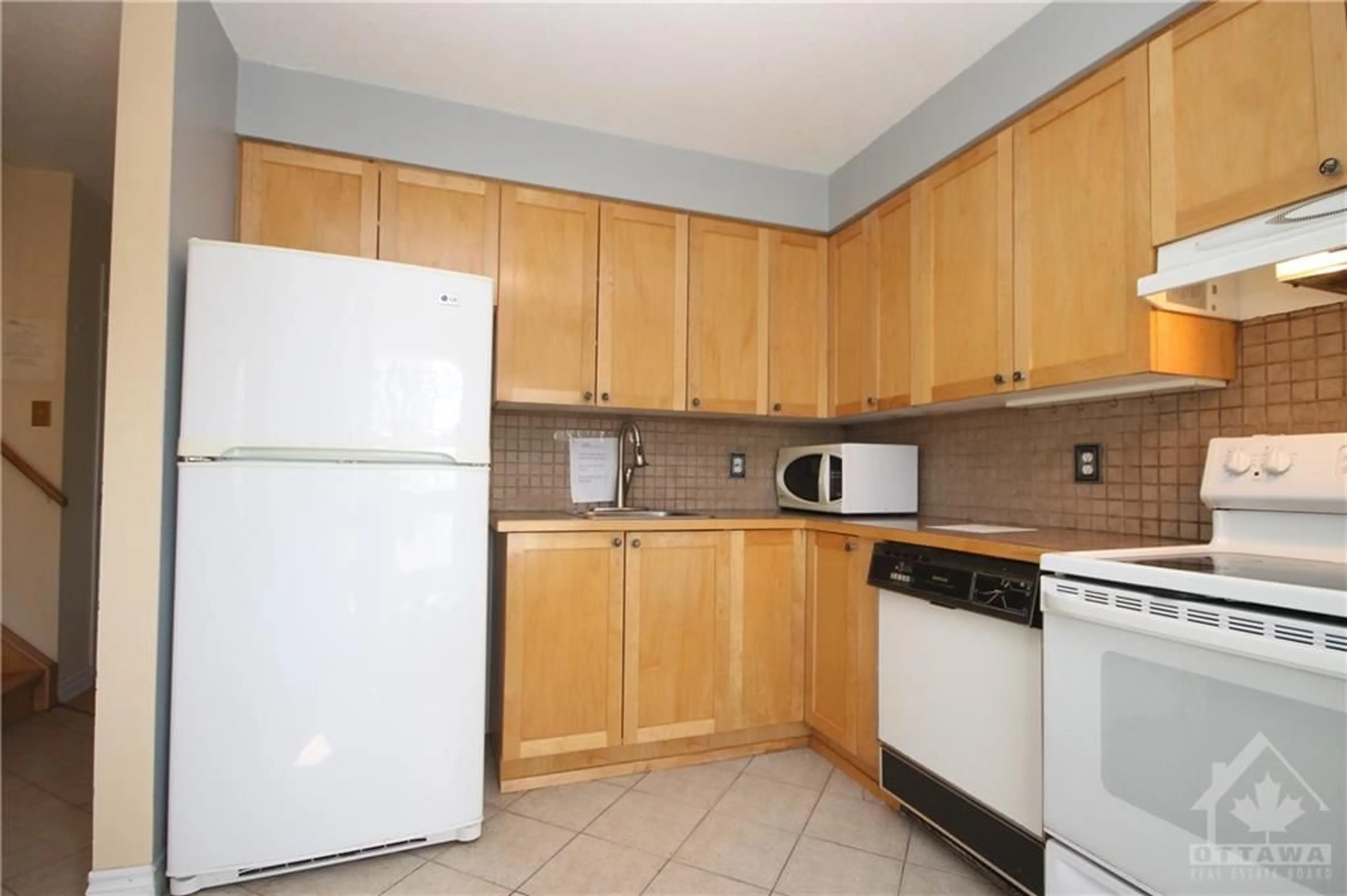 Standard kitchen, not visible floor, cottage for 1659 NORDIC Way, Ottawa Ontario K1B 5K5