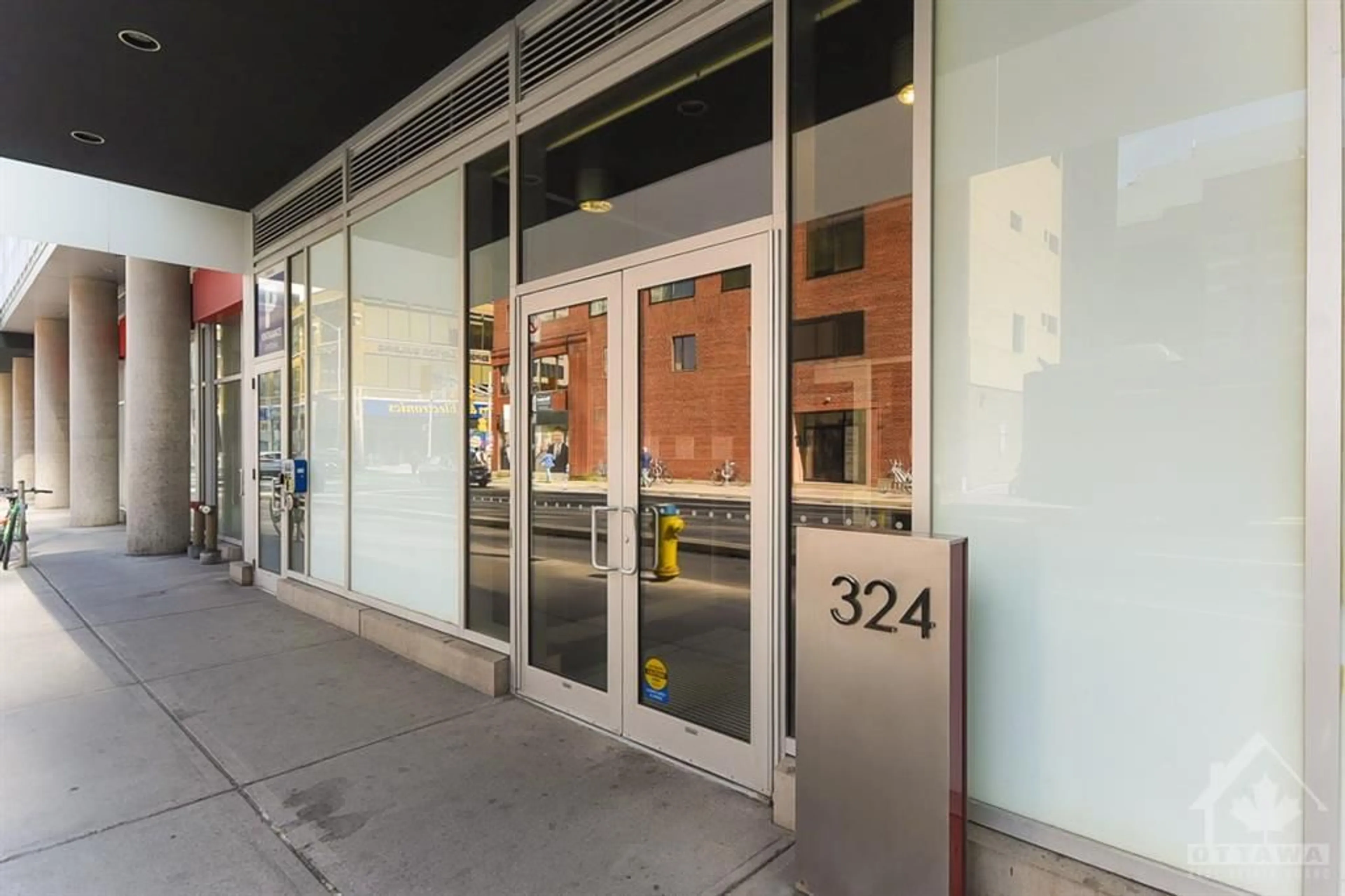 Indoor foyer for 324 LAURIER Ave #811, Ottawa Ontario K1P 0A4