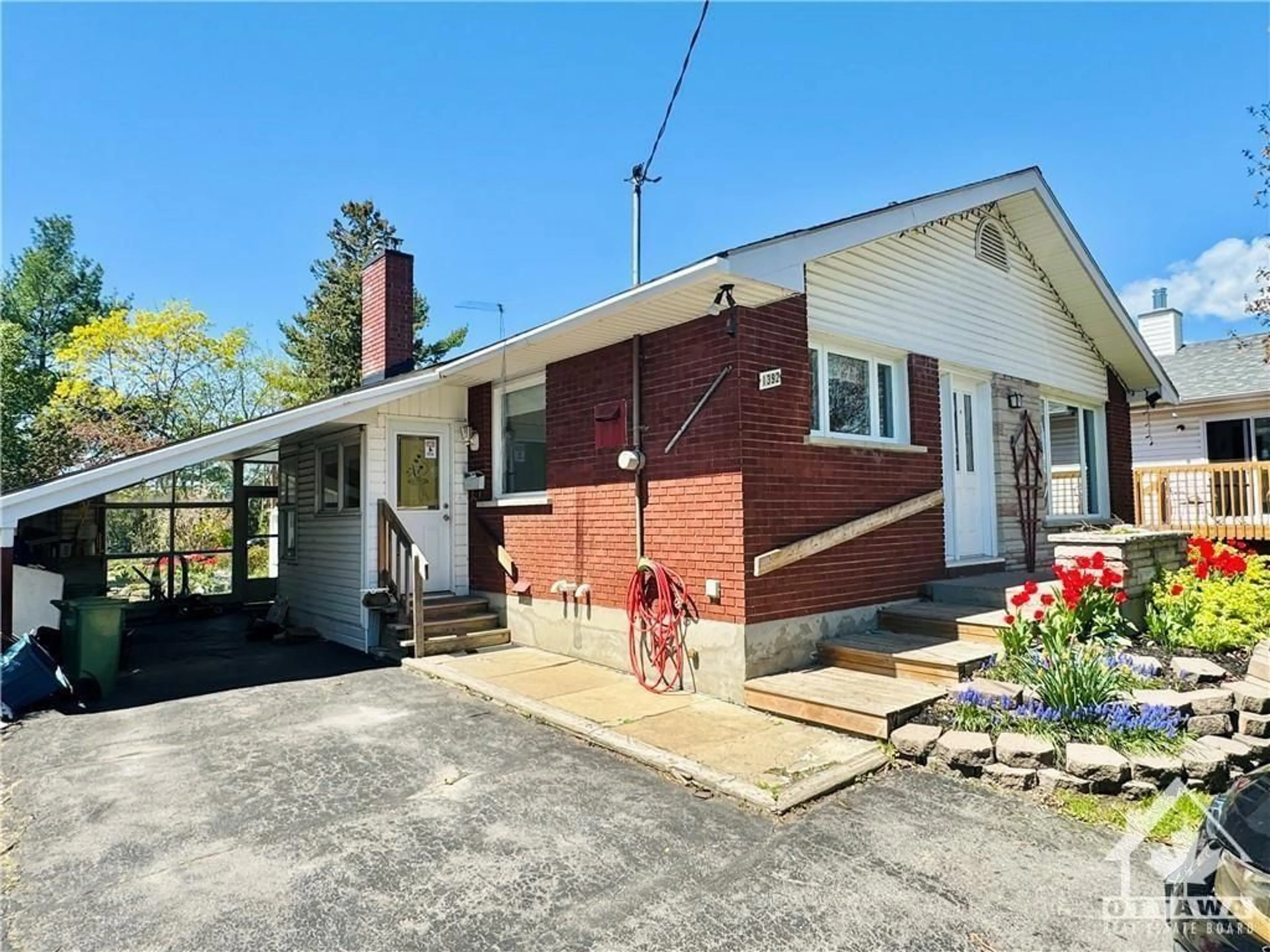 Frontside or backside of a home, cottage for 1392 AURELE St, Ottawa Ontario K1B 3L3