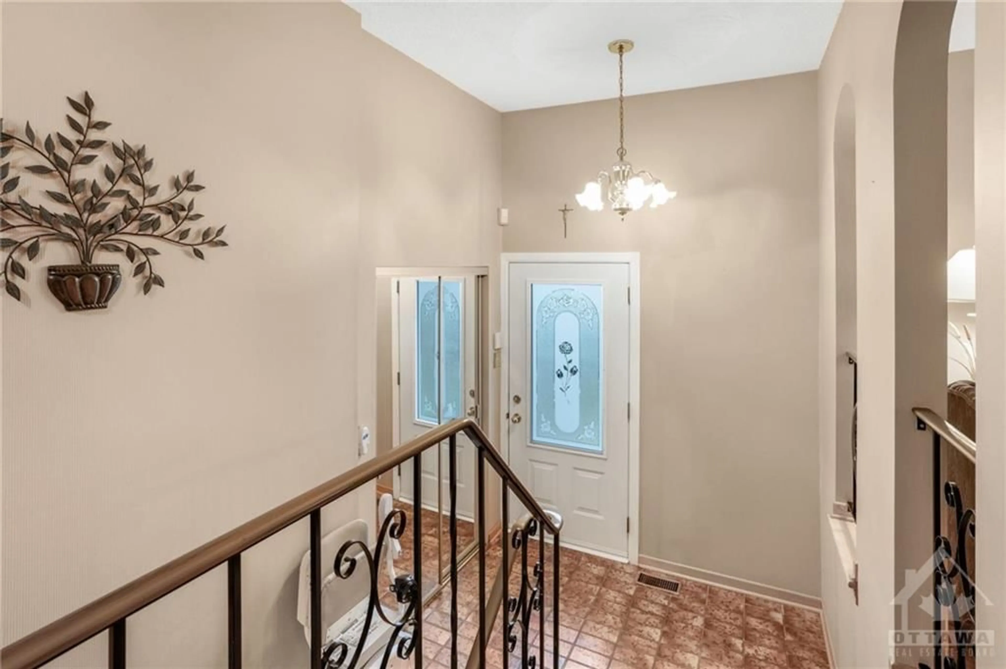 Indoor foyer, wood floors for 212 CHARRON St, Rockland Ontario K4K 1B2