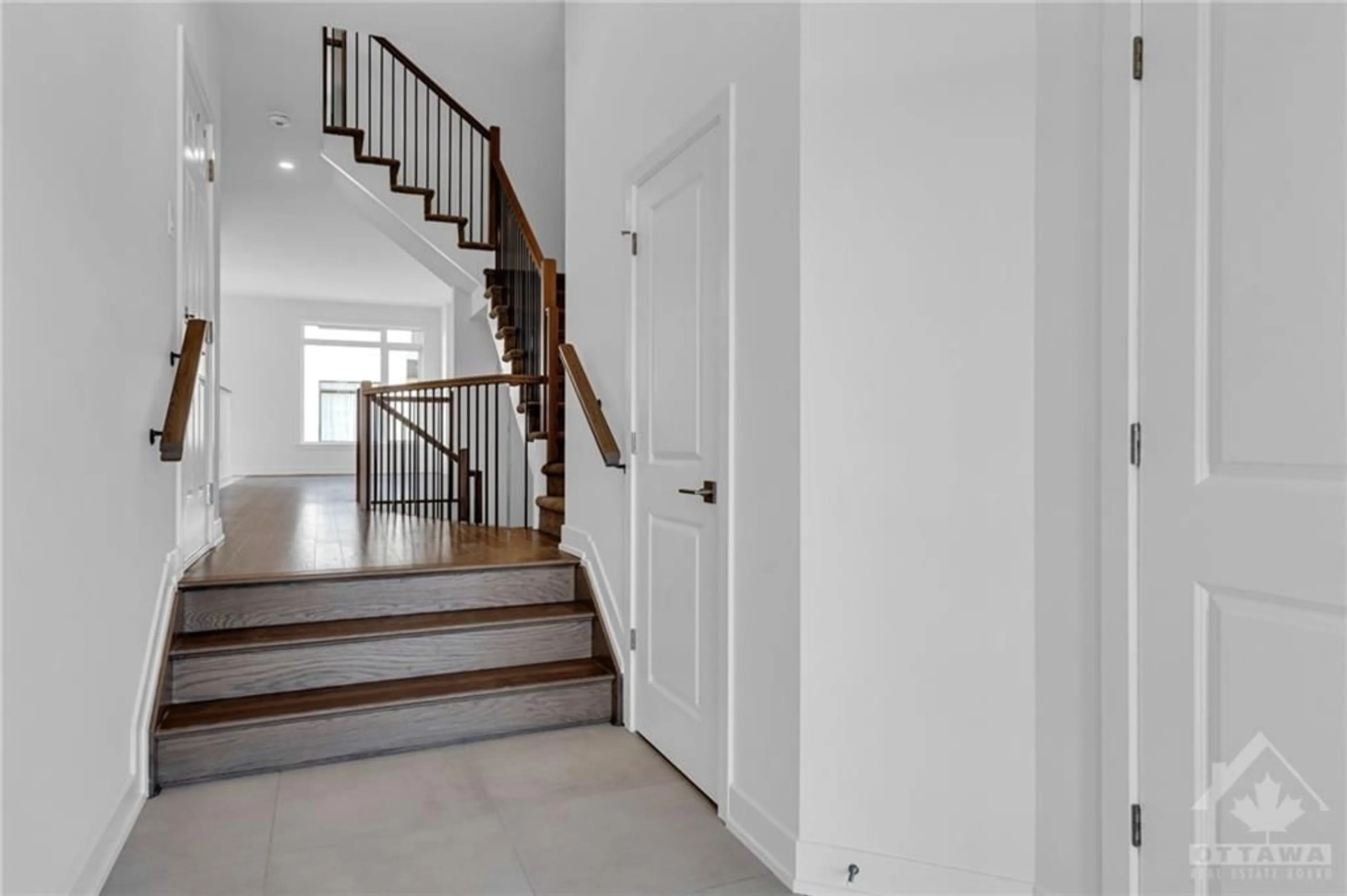 Indoor foyer, wood floors for 843 MOCHI Cir, Nepean Ontario K2J 6Y9