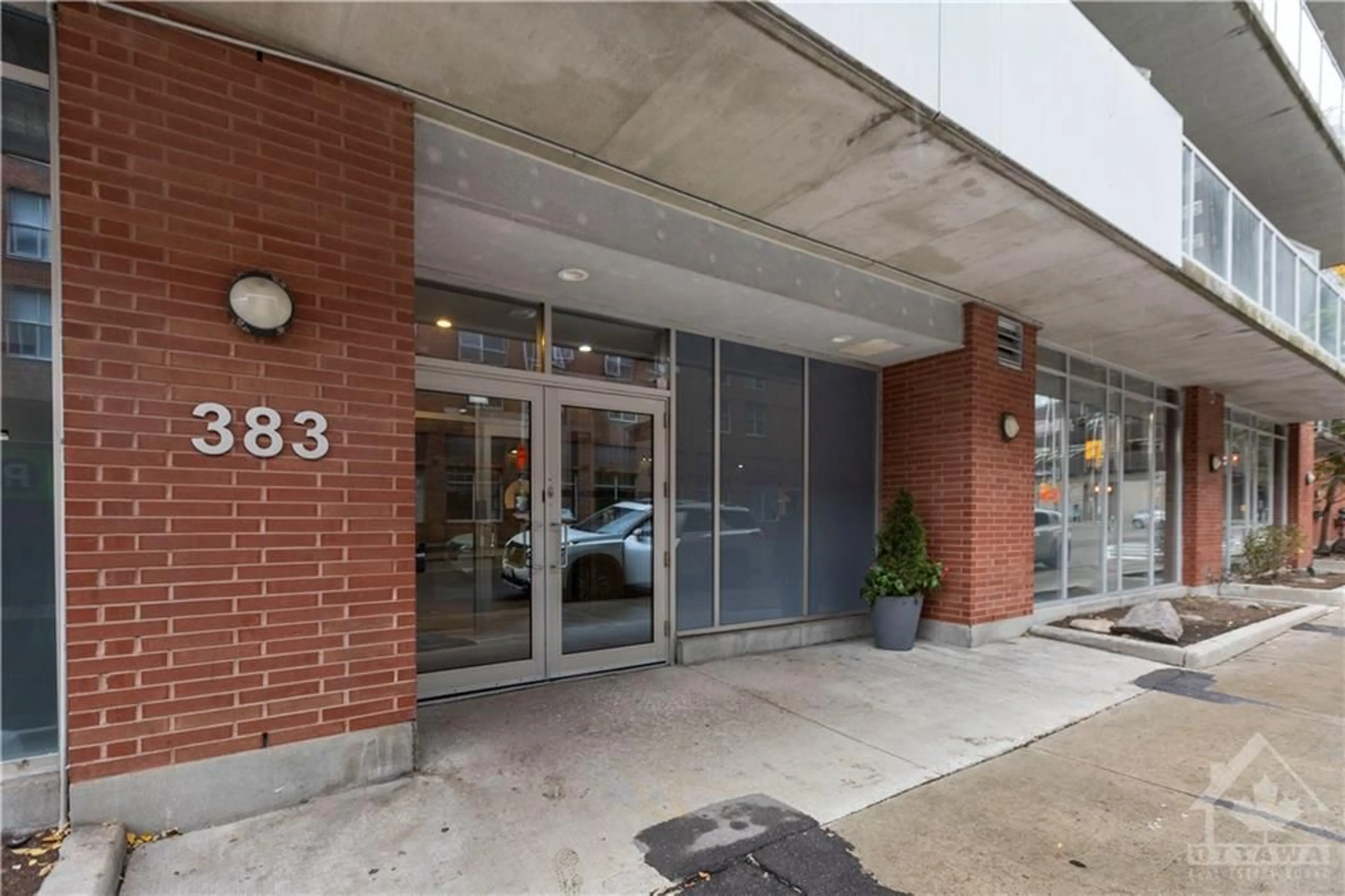 Indoor foyer for 383 CUMBERLAND St #710, Ottawa Ontario K1N 1J7