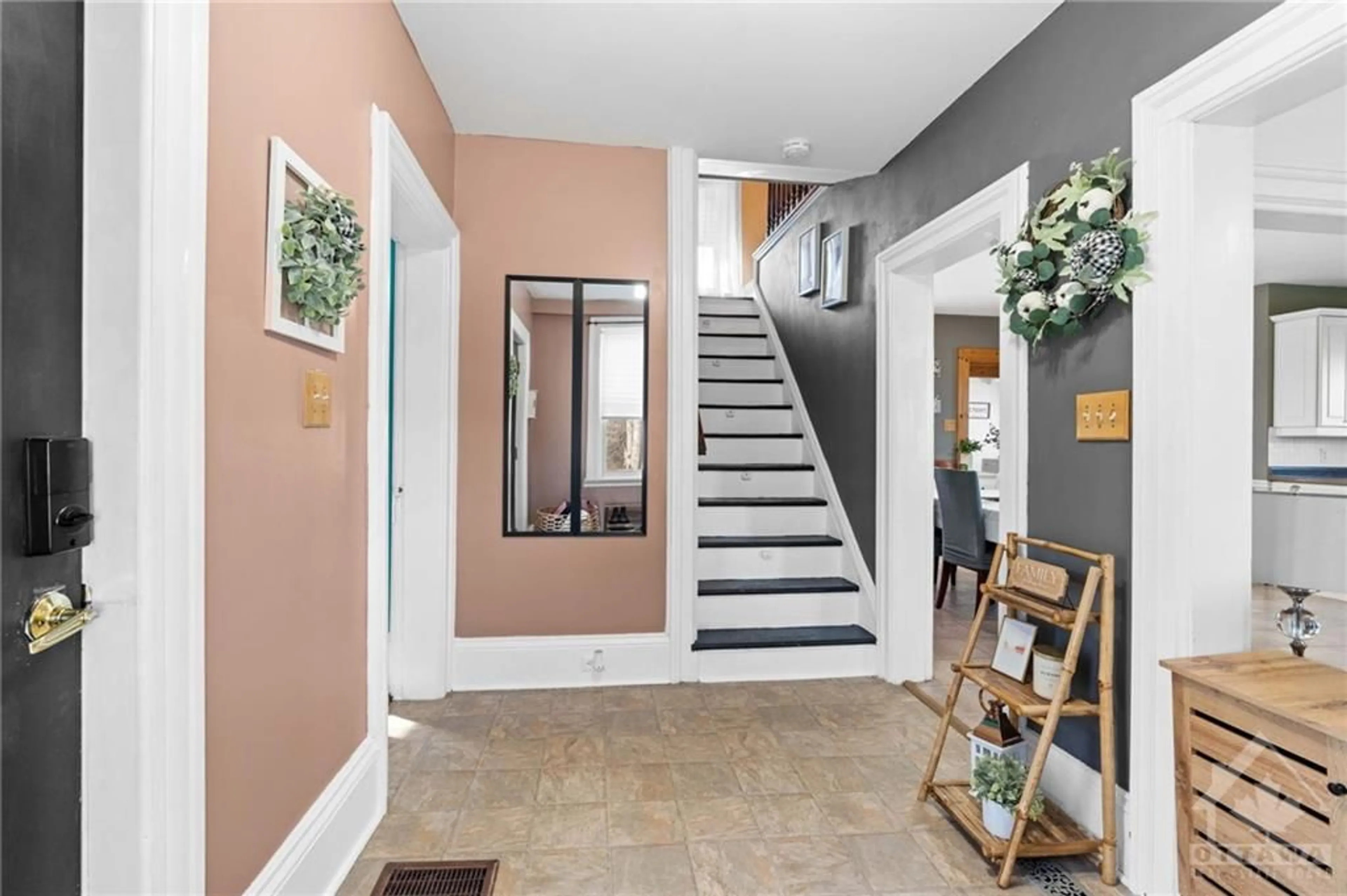 Indoor foyer, wood floors for 4100 BISSELTOWN Rd, Brockville Ontario K6V 5T2