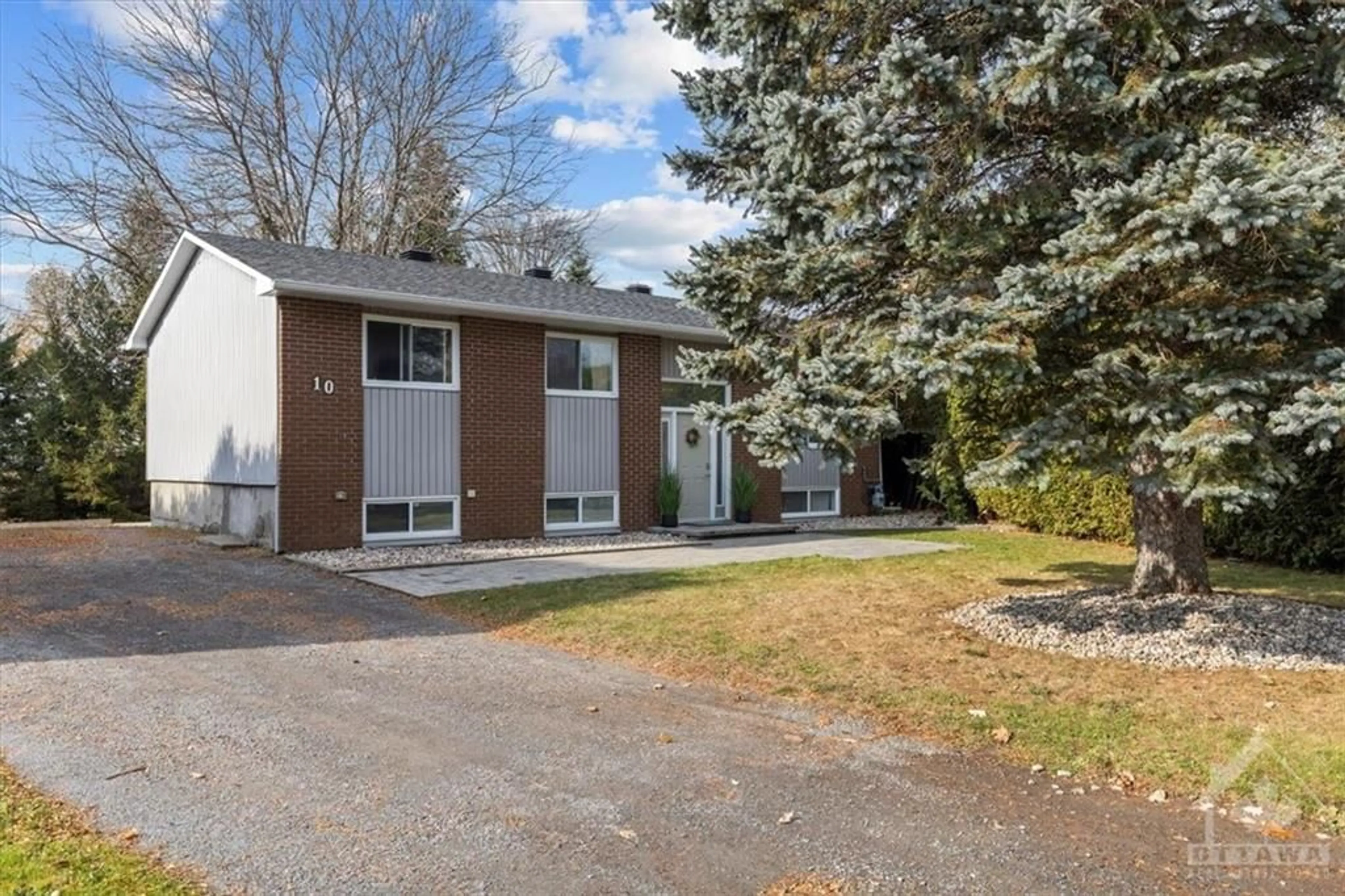 A pic from exterior of the house or condo, the fenced backyard for 10 MAC STOREY St, Richmond Ontario K0A 2Z0