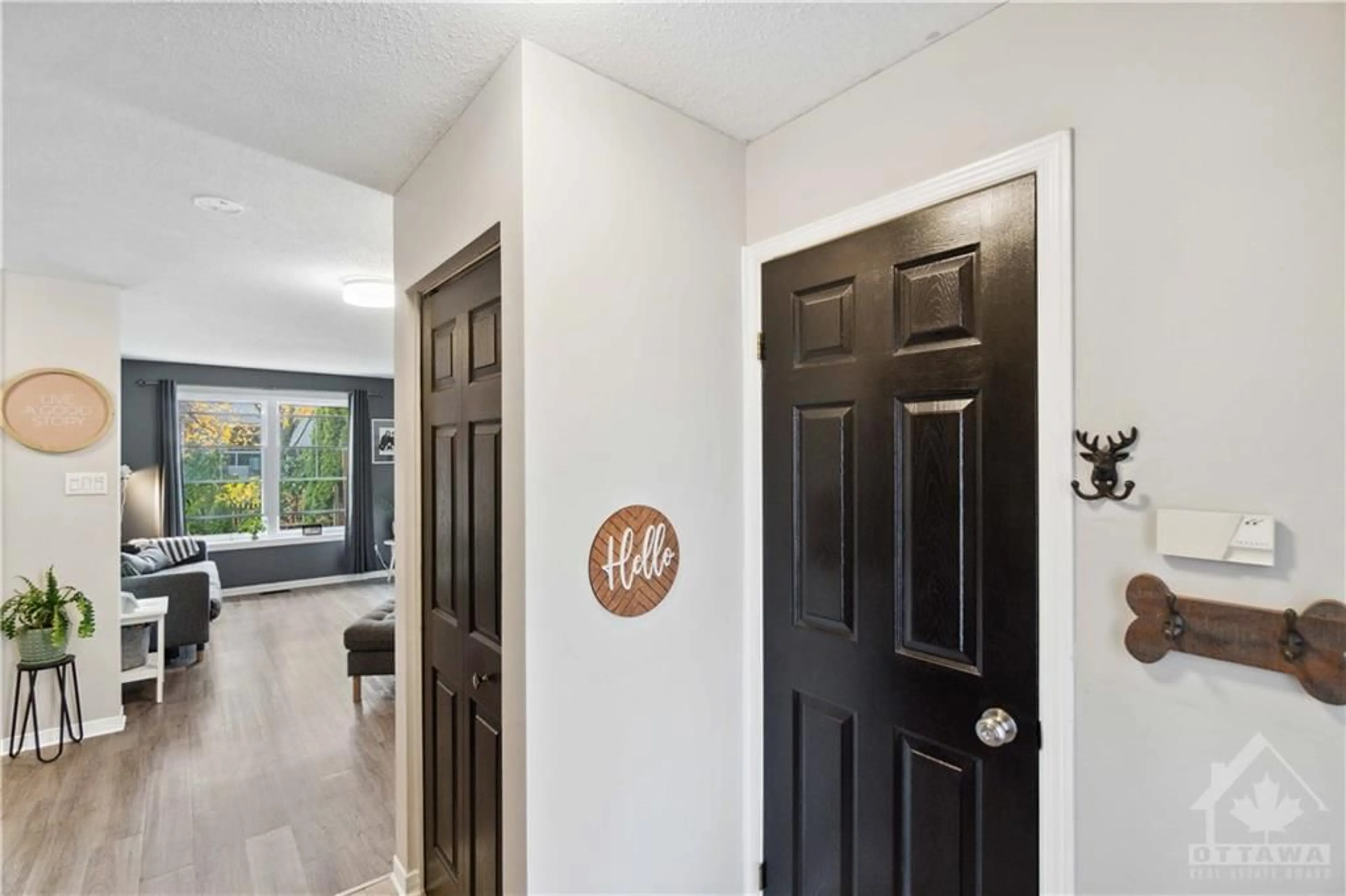 Indoor entryway, wood floors for 120 WHALINGS Cir, Ottawa Ontario K2S 1S4