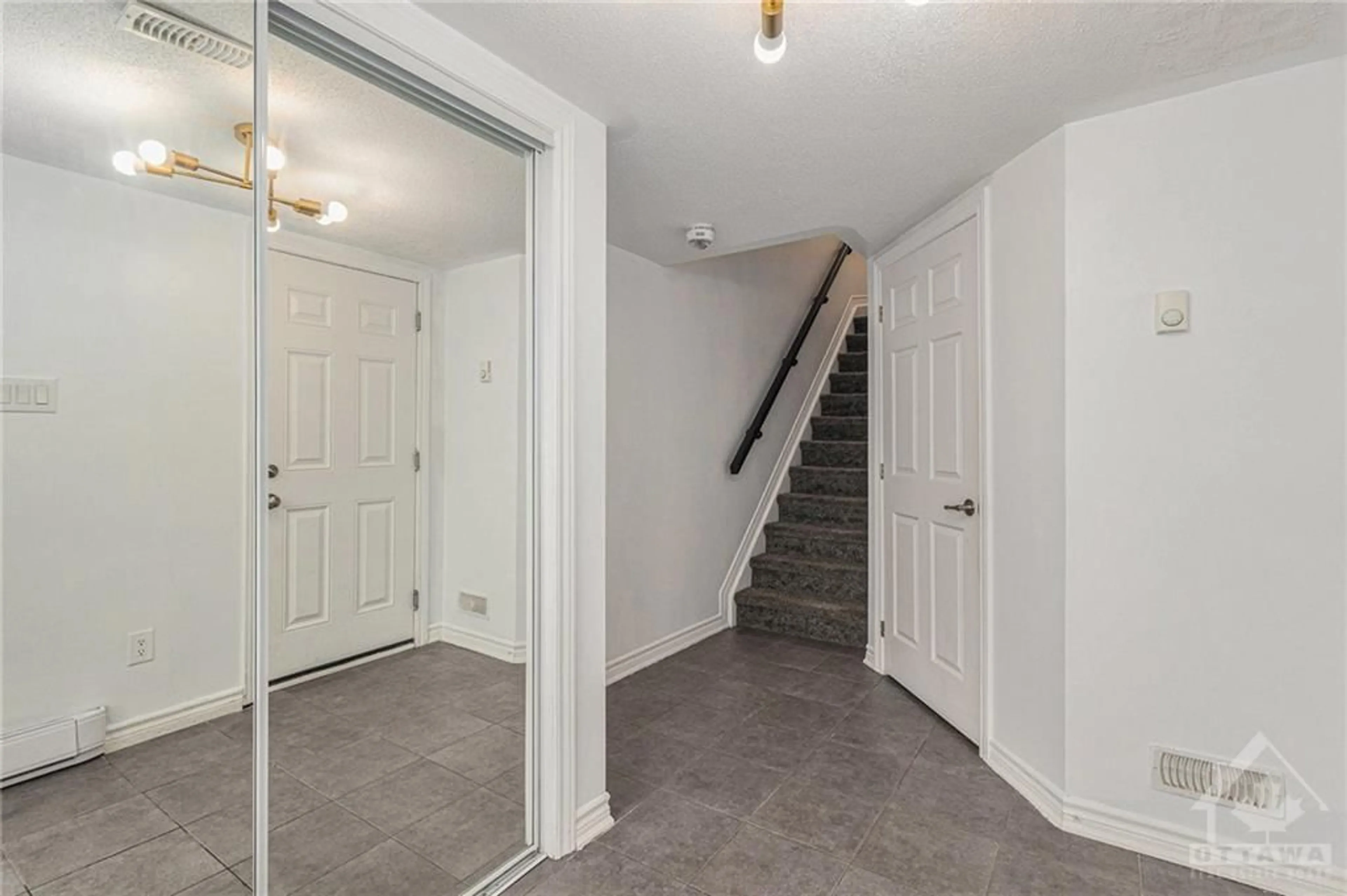 Indoor entryway, unknown floor for 403 GERARDIA Lane, Ottawa Ontario K4A 1C7