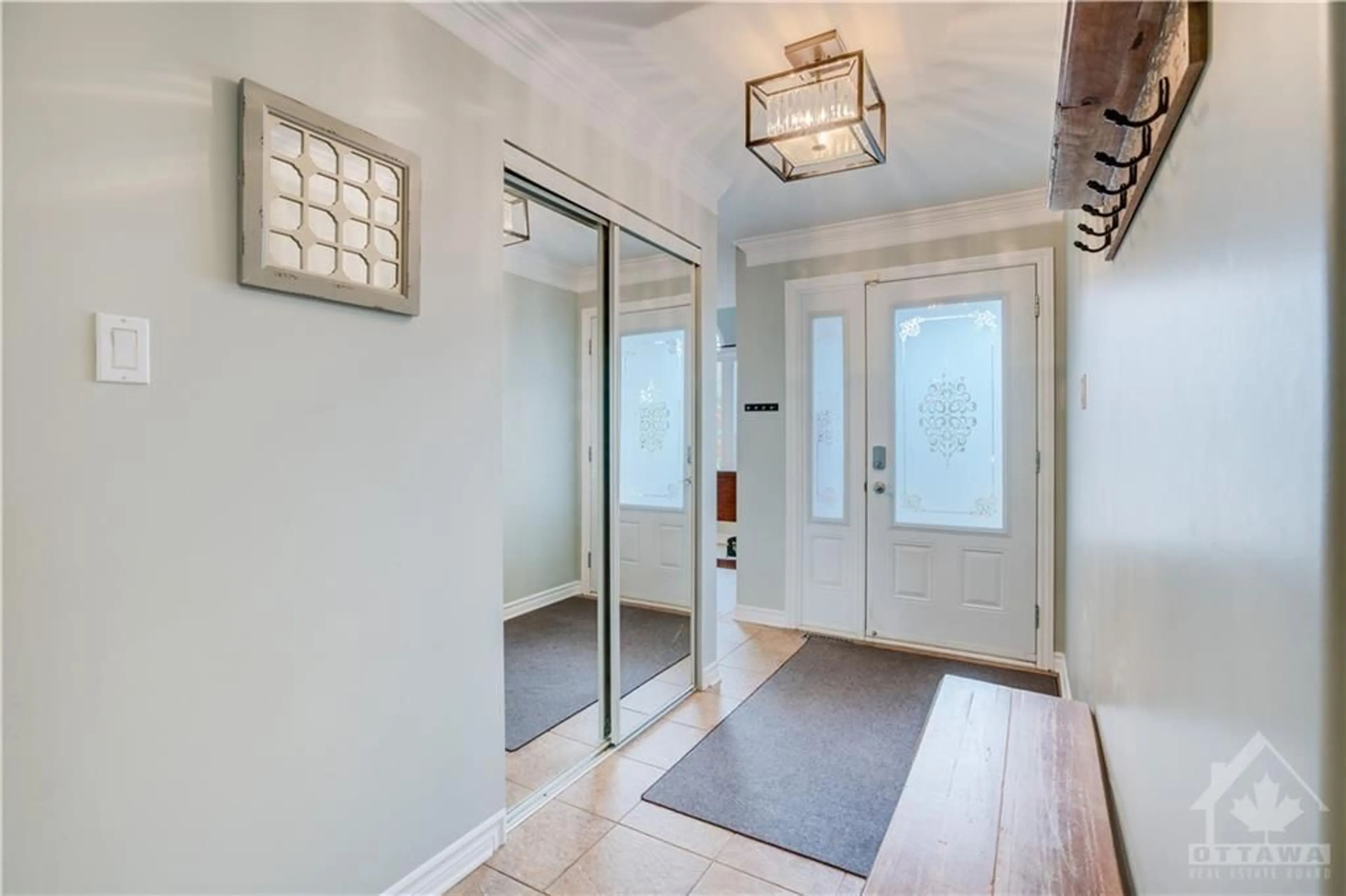 Indoor entryway, wood floors for 1920 ROLLIN Pl, Vars Ontario K0A 3H0