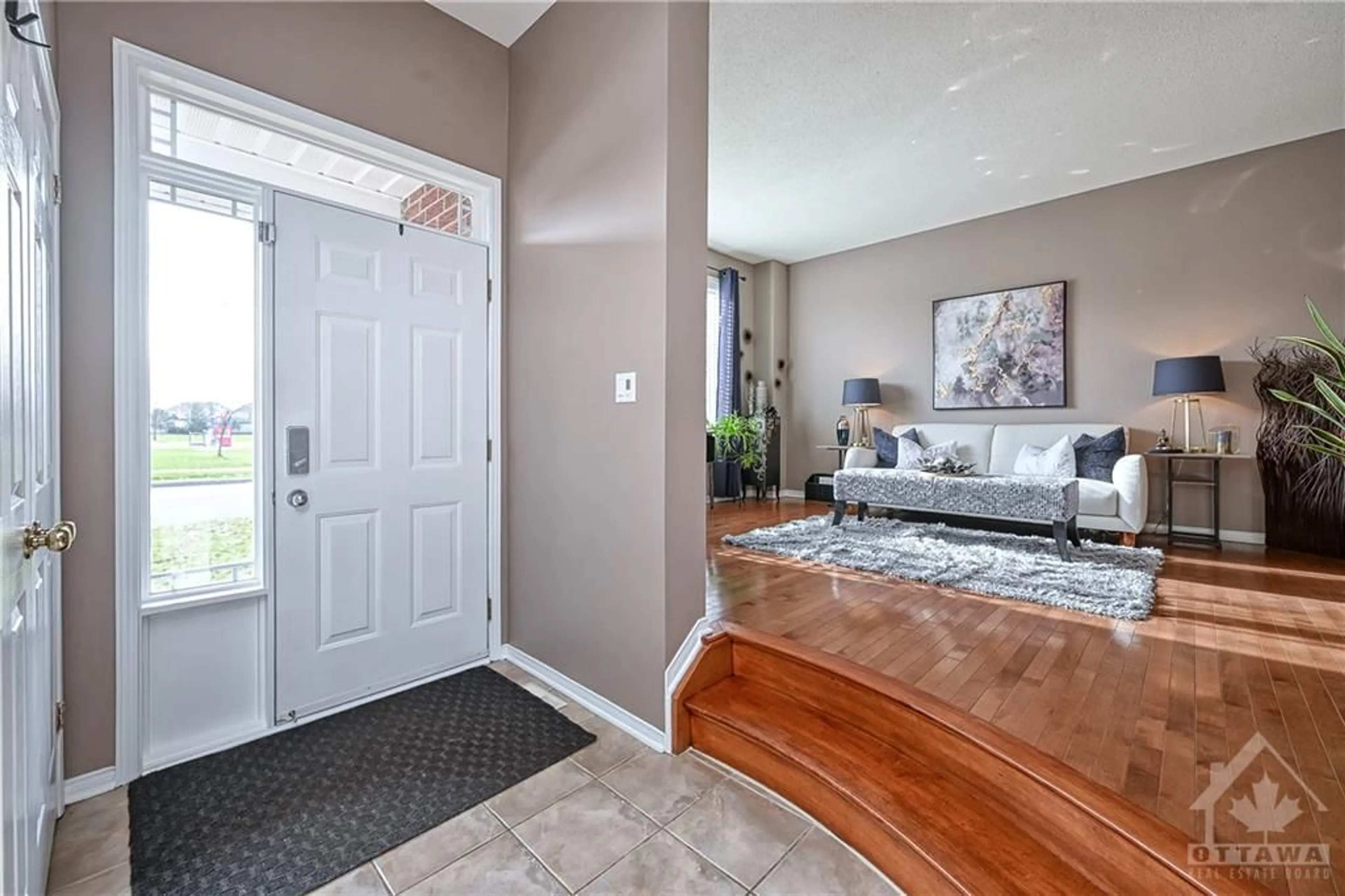 Indoor entryway, carpet floors for 673 AQUAVIEW Dr, Orleans Ontario K4A 4W4