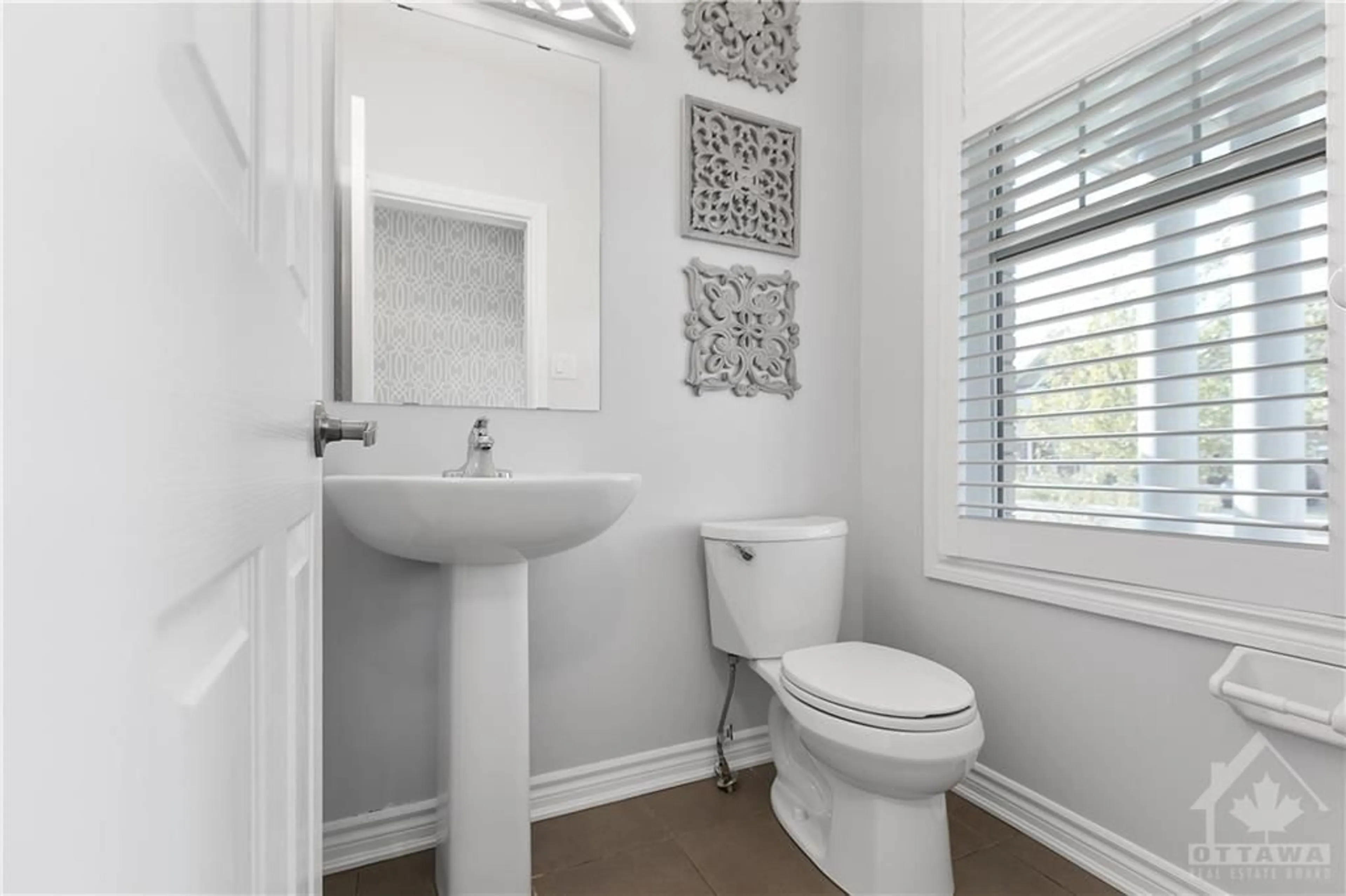 Bathroom, wood floors for 605 DUNDONALD Dr, Ottawa Ontario K2J 5Y8