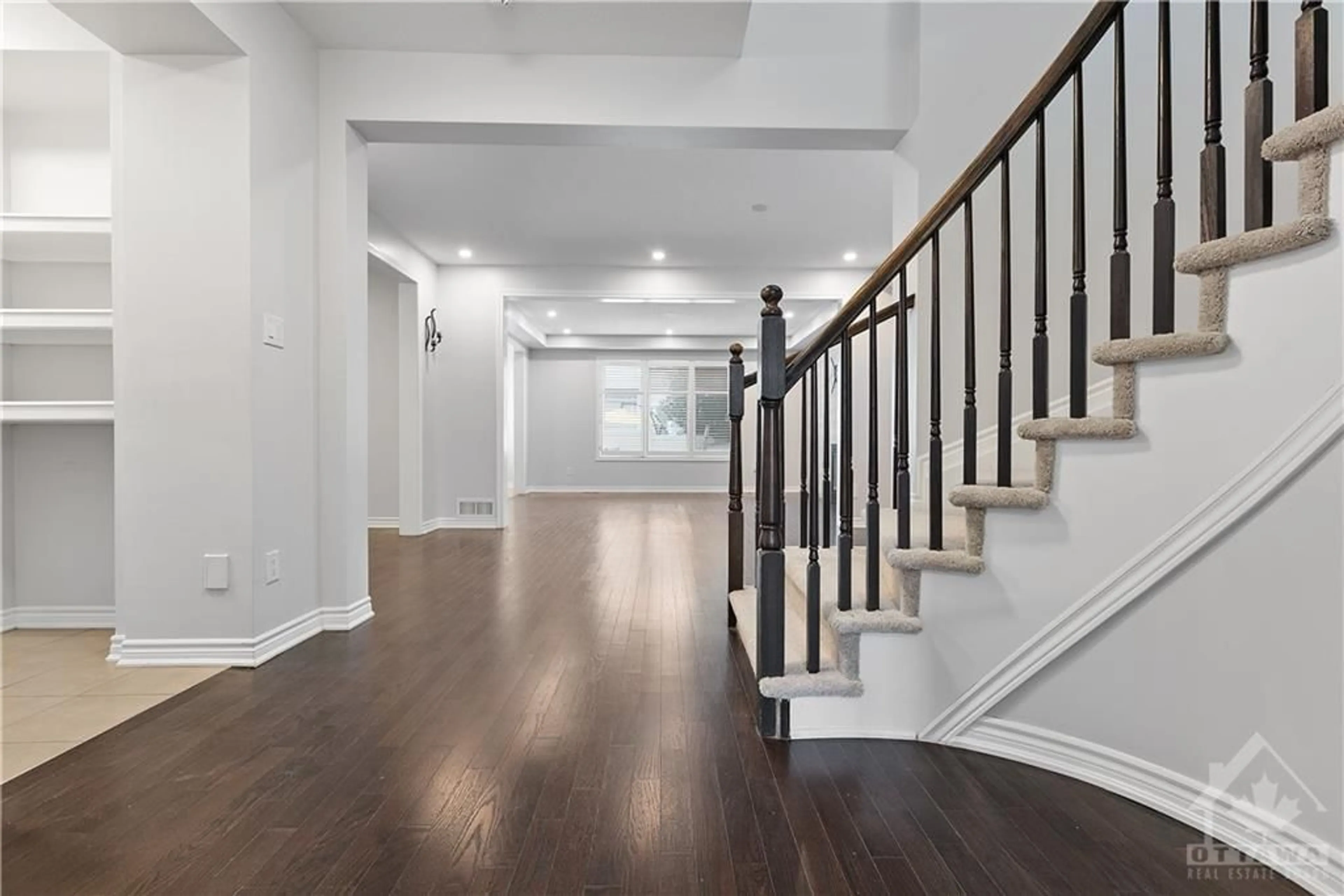 Indoor foyer, wood floors for 605 DUNDONALD Dr, Ottawa Ontario K2J 5Y8