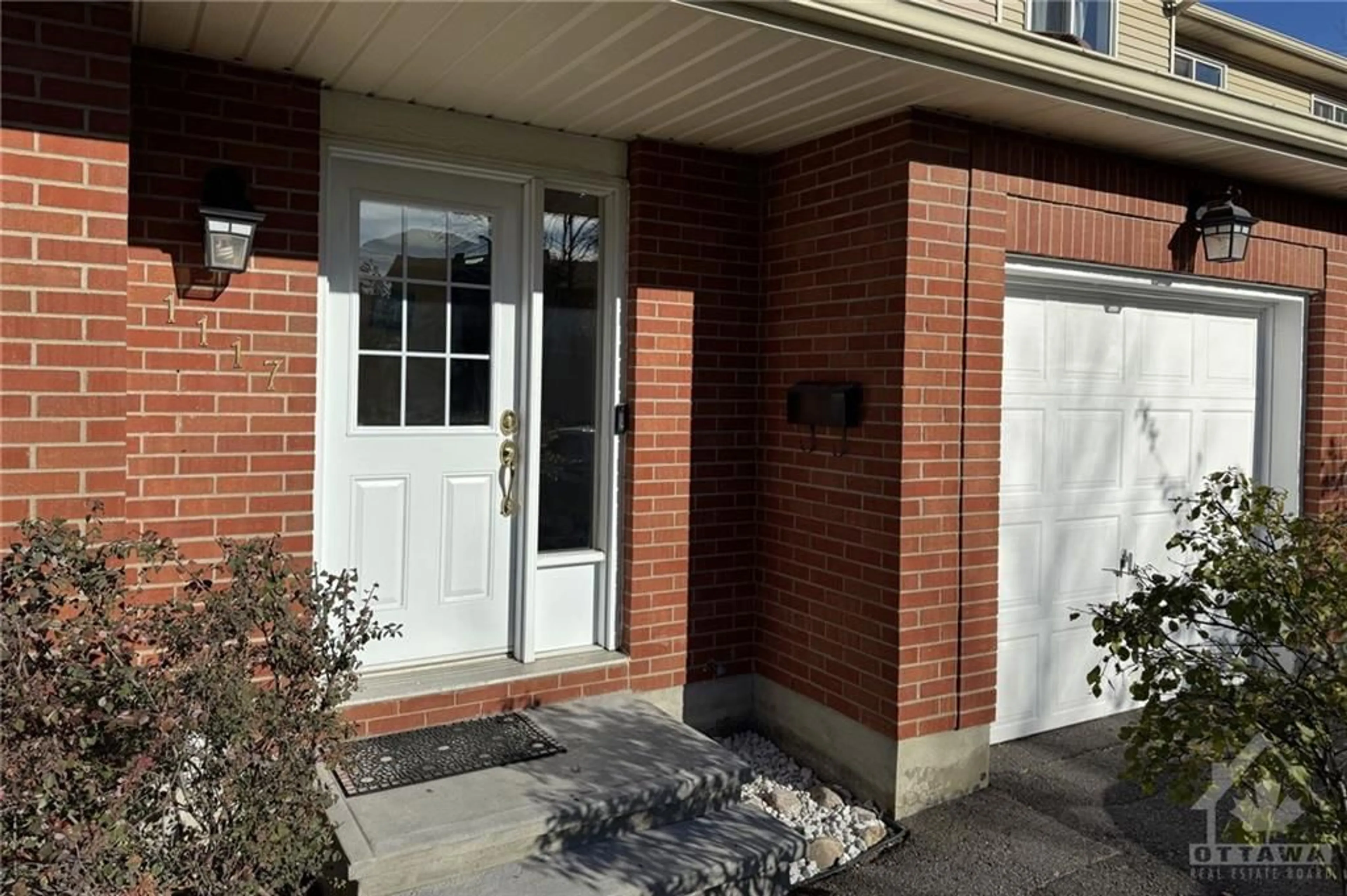 Indoor entryway, wood floors for 1117 DES FORETS Ave, Ottawa Ontario K1C 5K8