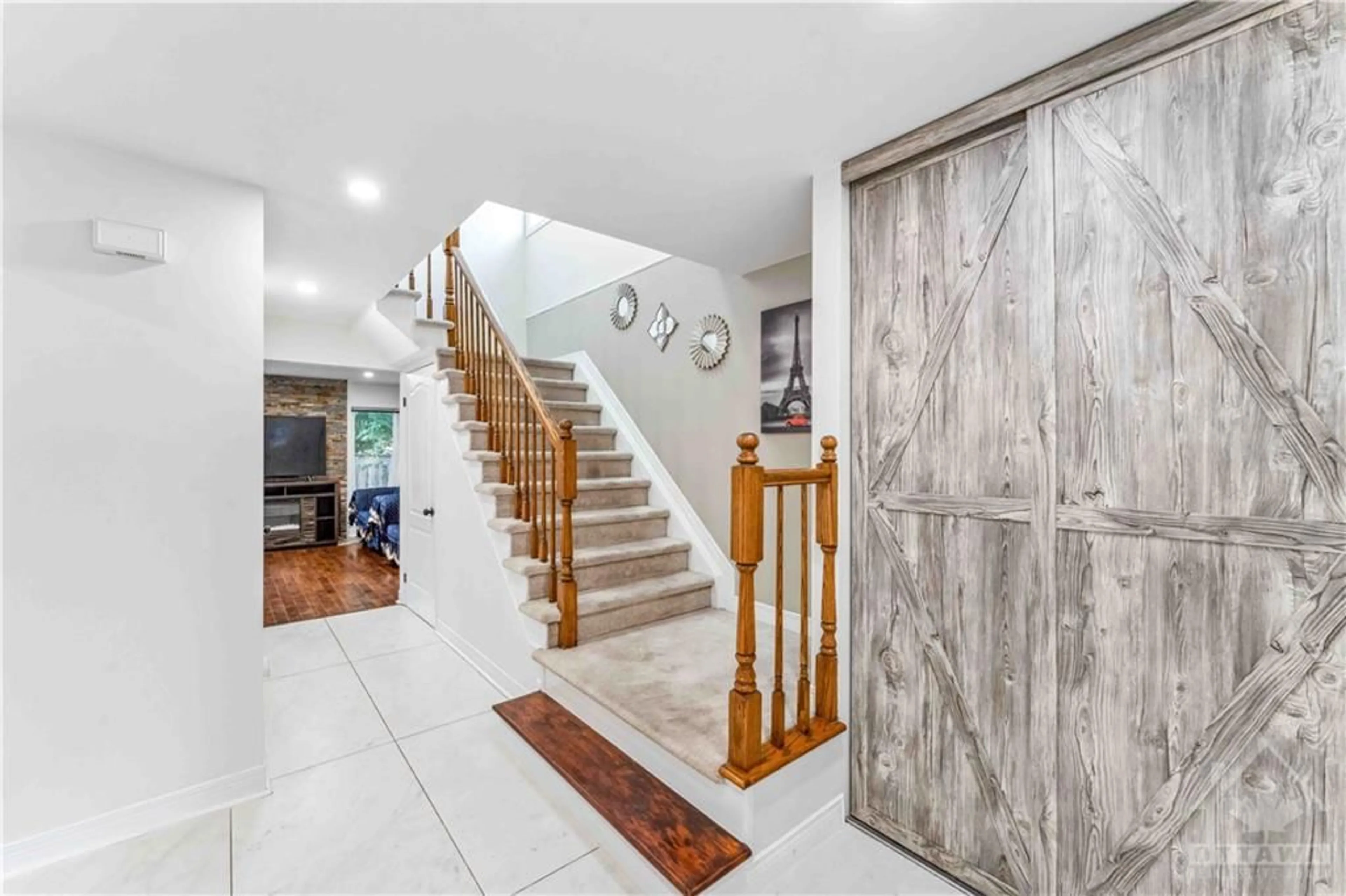 Indoor entryway, wood floors for 33 SARRAZIN Way, Ottawa Ontario K2J 4A5