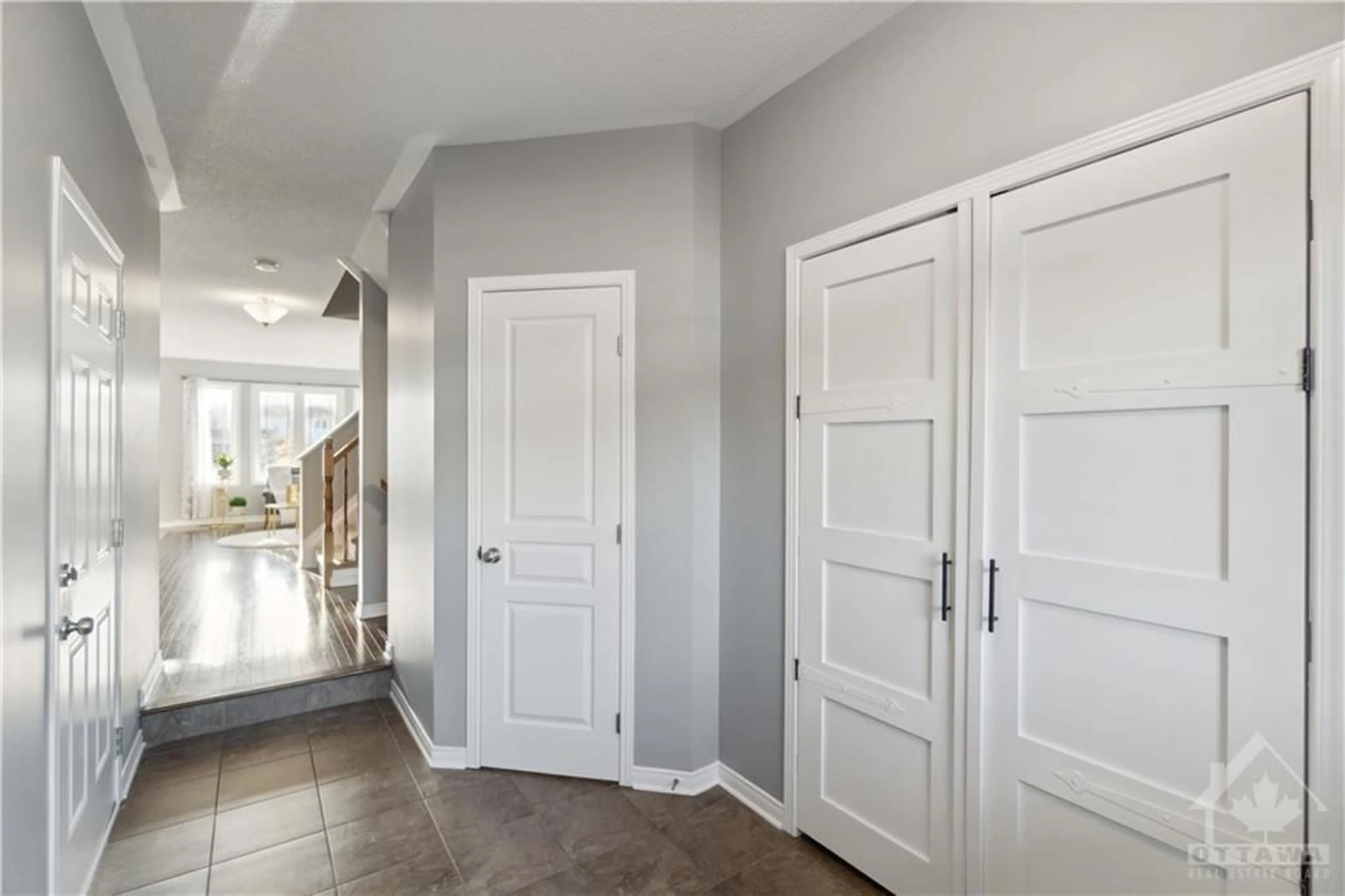 Indoor entryway, wood floors for 642 PEPPERVILLE Cres, Ottawa Ontario K2M 0E8