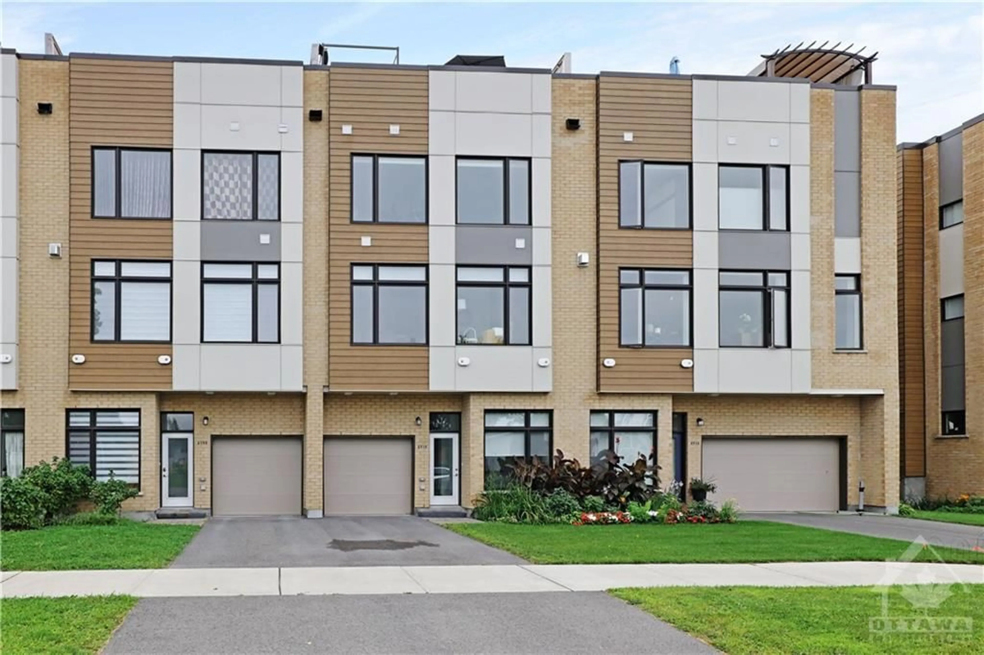 A pic from exterior of the house or condo, the front or back of building for 2710 DRAPER Ave, Ottawa Ontario K2H 0C4