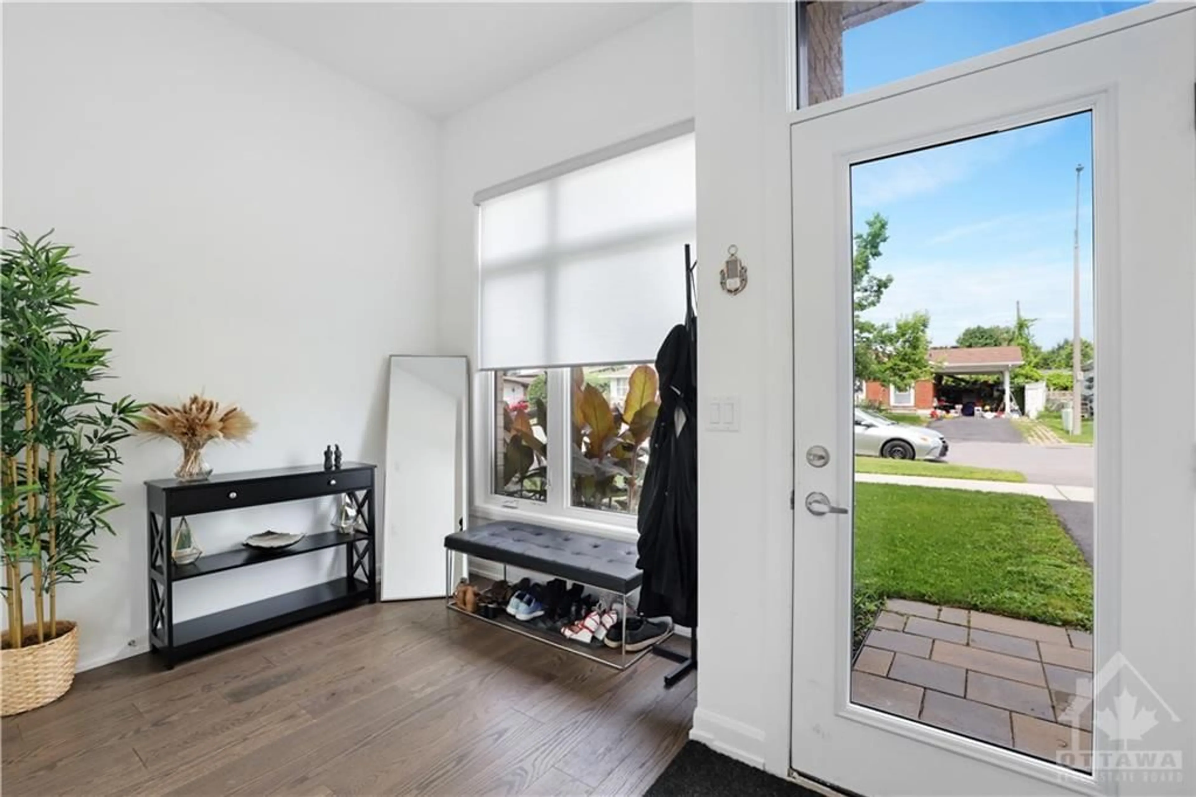 Indoor entryway, wood floors for 2710 DRAPER Ave, Ottawa Ontario K2H 0C4