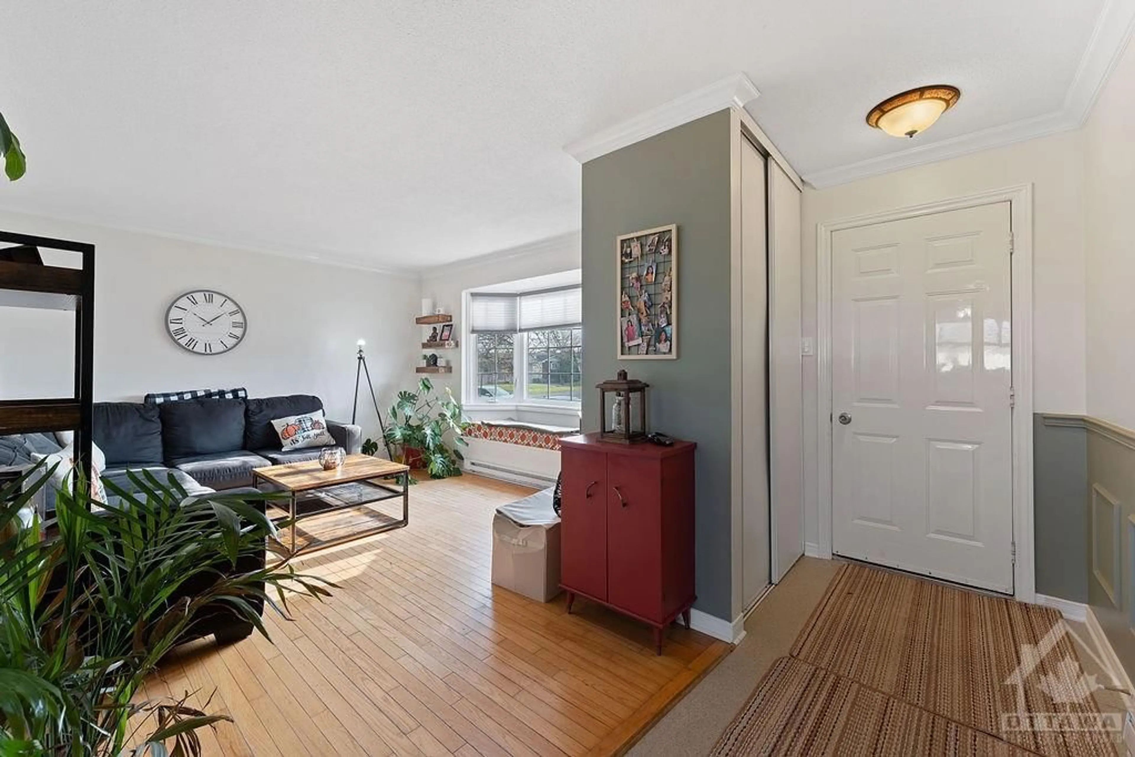 Indoor entryway, wood floors for 1915 PATRICIA St, Rockland Ontario K4K 1B2