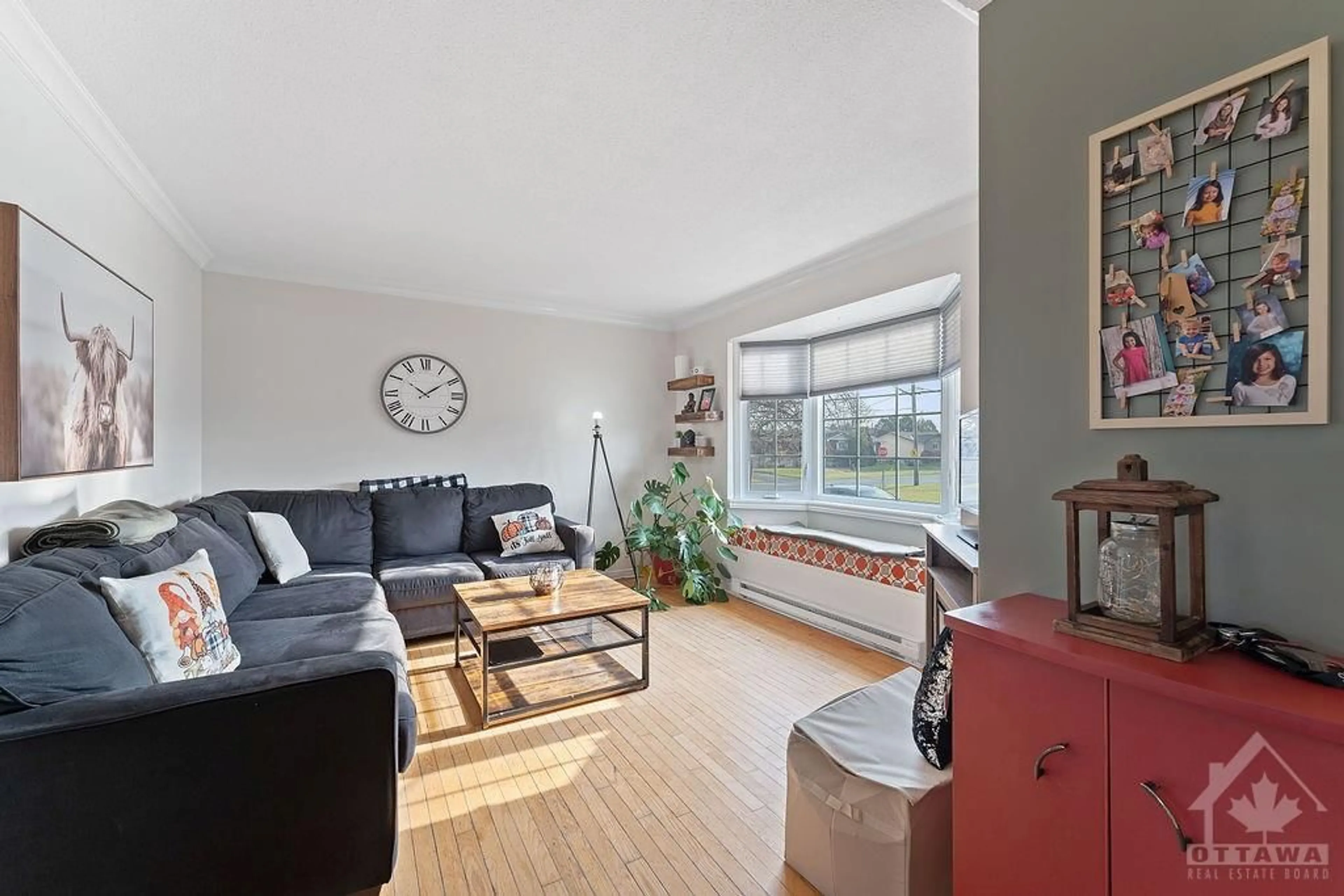 Living room, wood floors for 1915 PATRICIA St, Rockland Ontario K4K 1B2