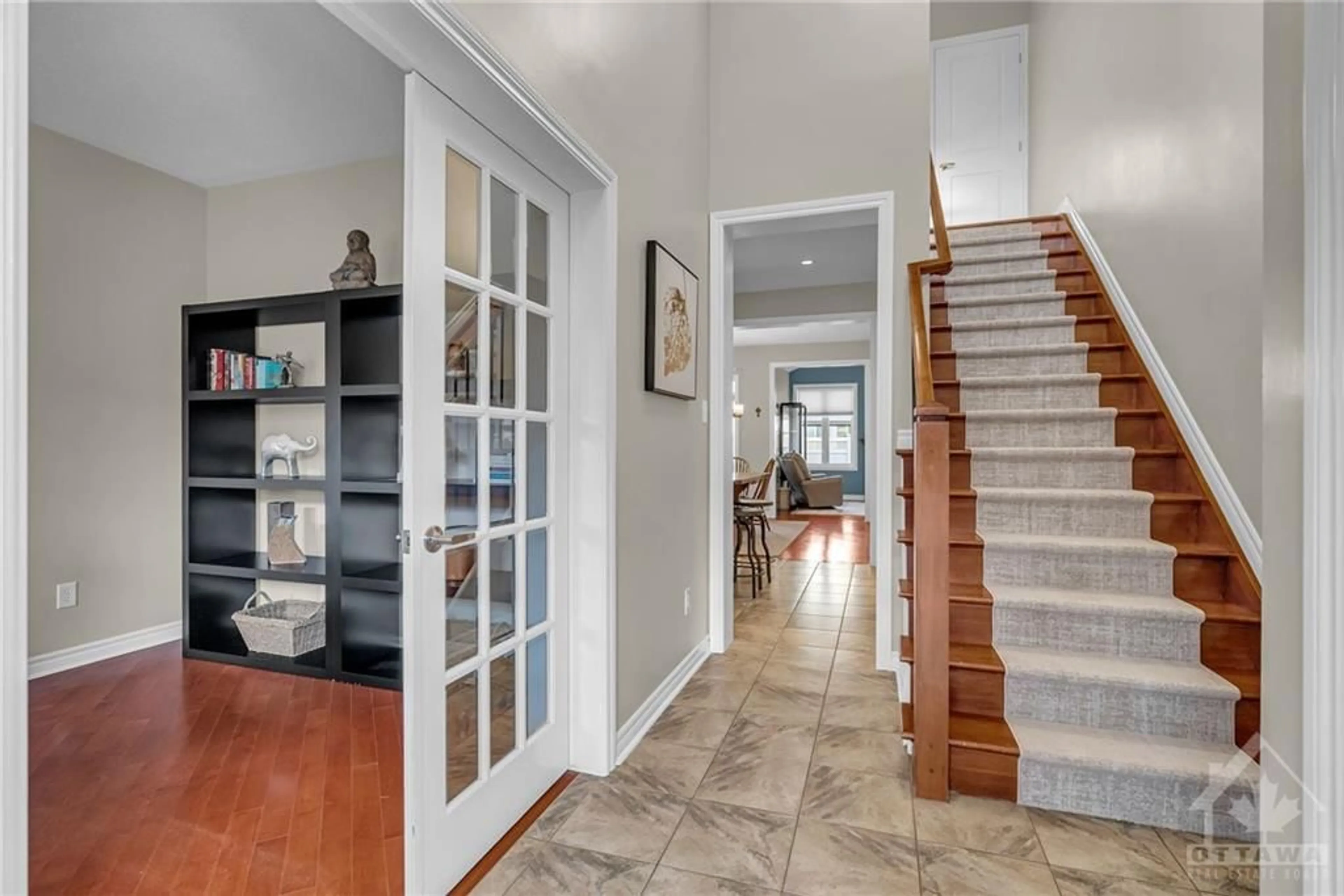 Indoor entryway, wood floors for 2629 WATERMUSIC Bay, Ottawa Ontario K2J 0T4