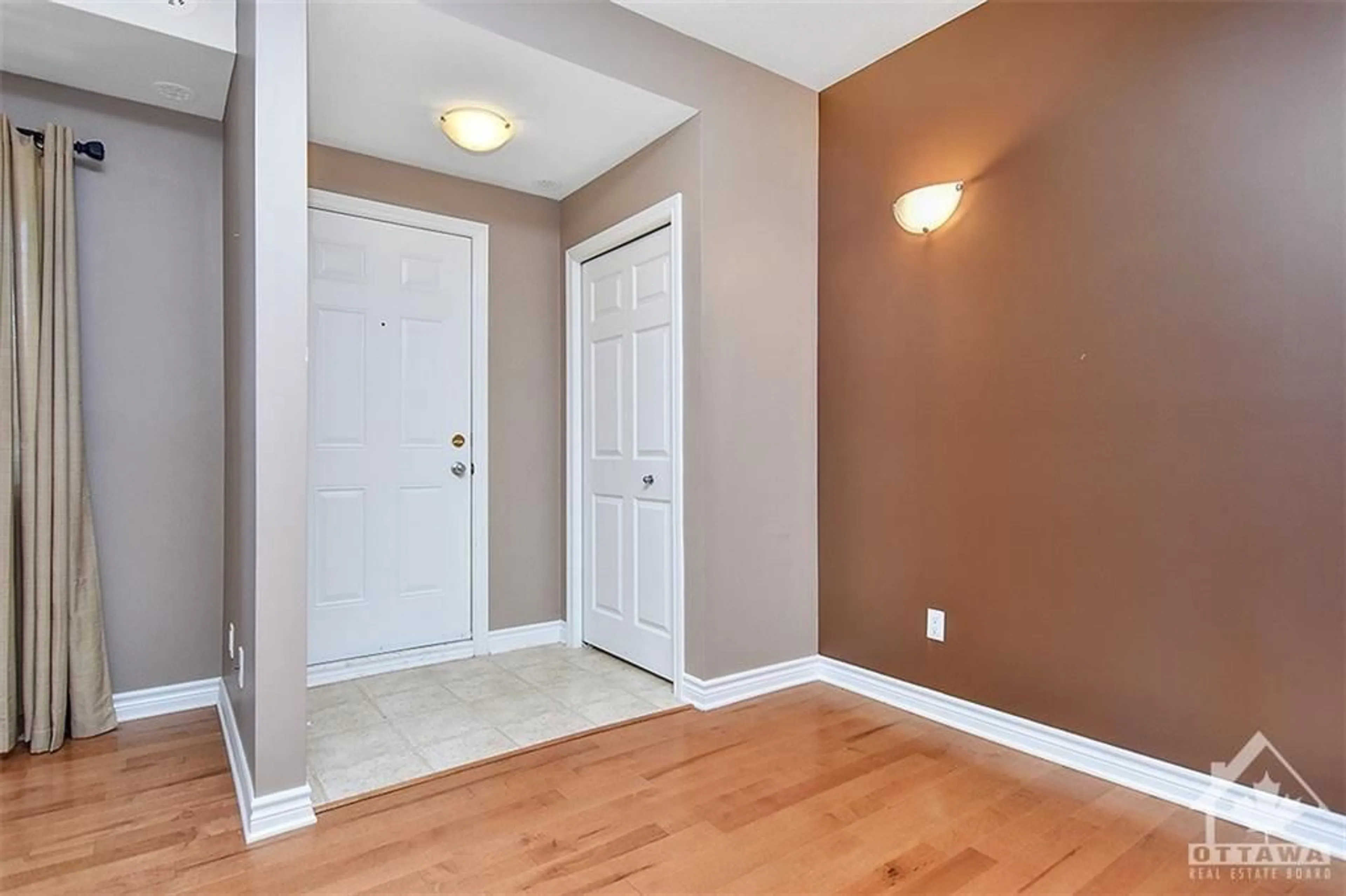 Indoor entryway, wood floors for 139 HARTHILL Way #B, Ottawa Ontario K2J 4B1