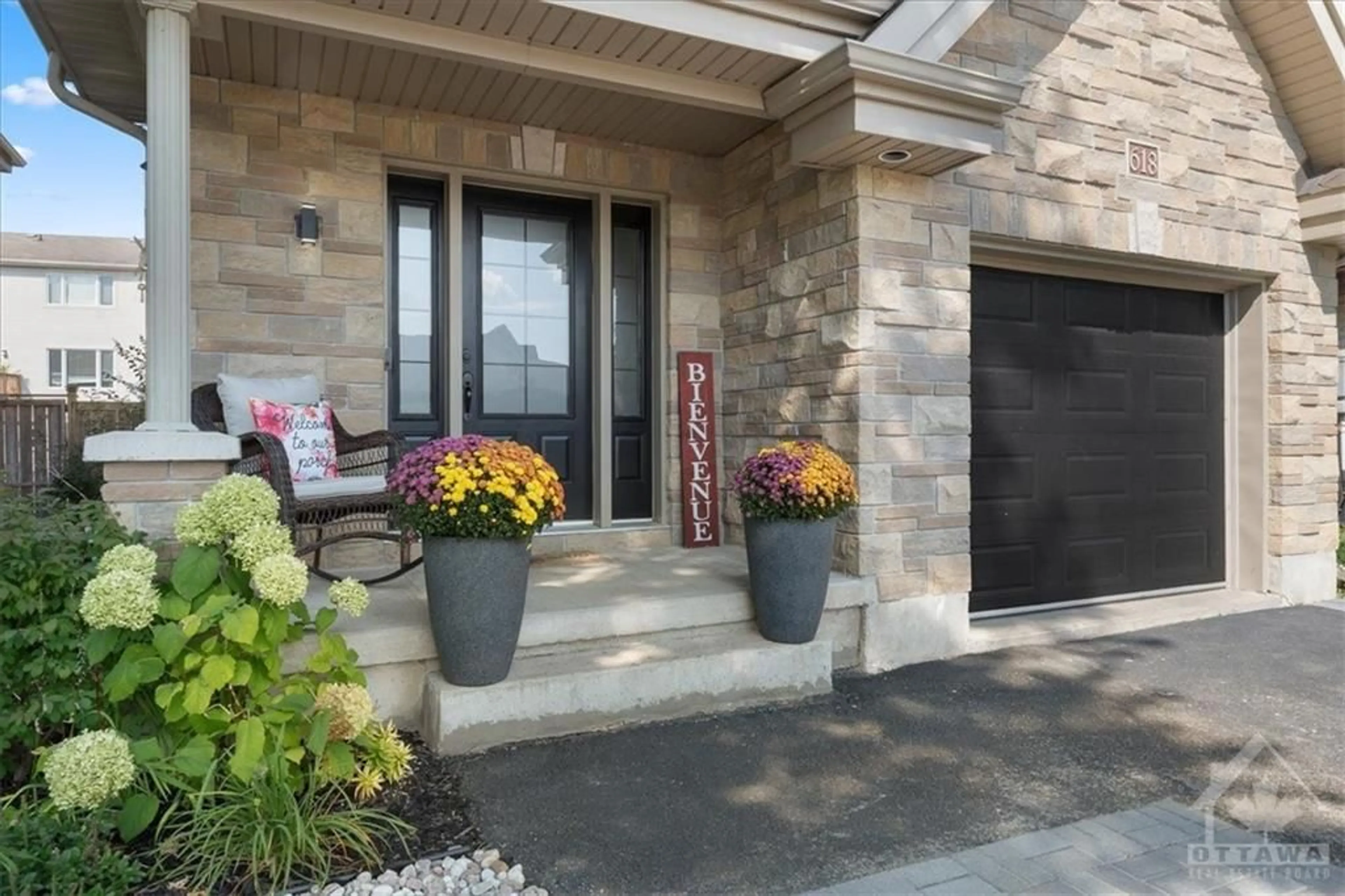 Indoor entryway, cement floor for 618 EMERALD St, Rockland Ontario K4K 0B9