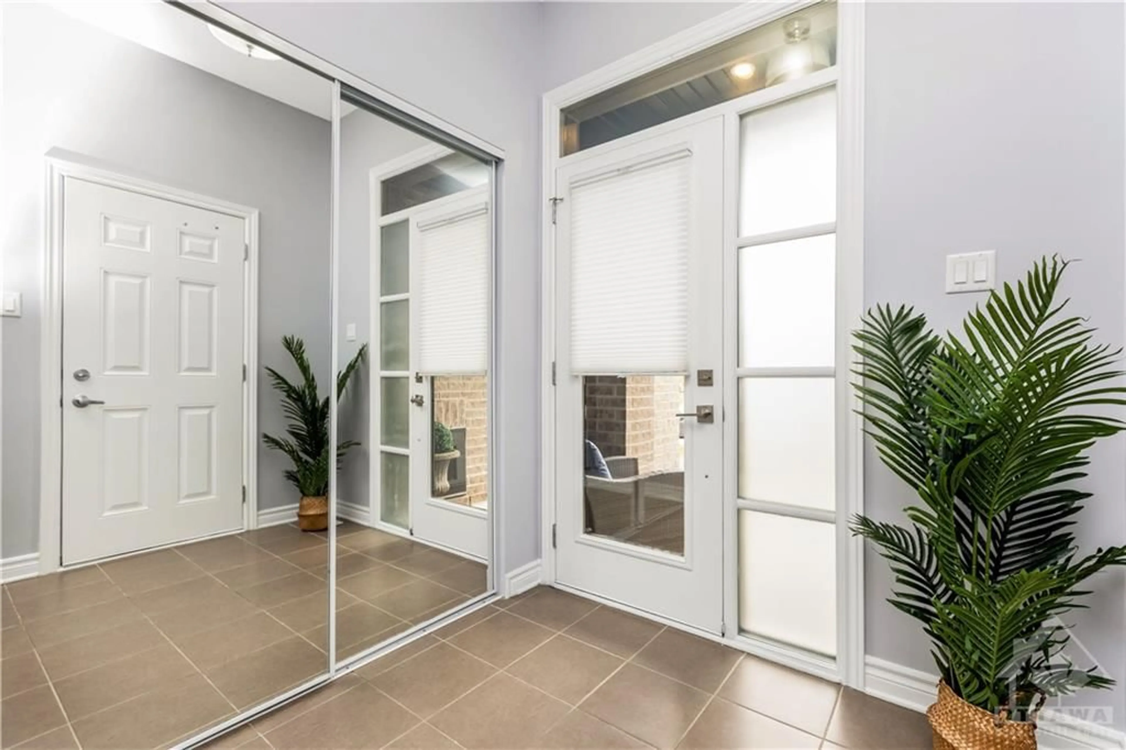 Indoor entryway, ceramic floors for 113 LIVORNO Crt, Ottawa Ontario K4A 1J1