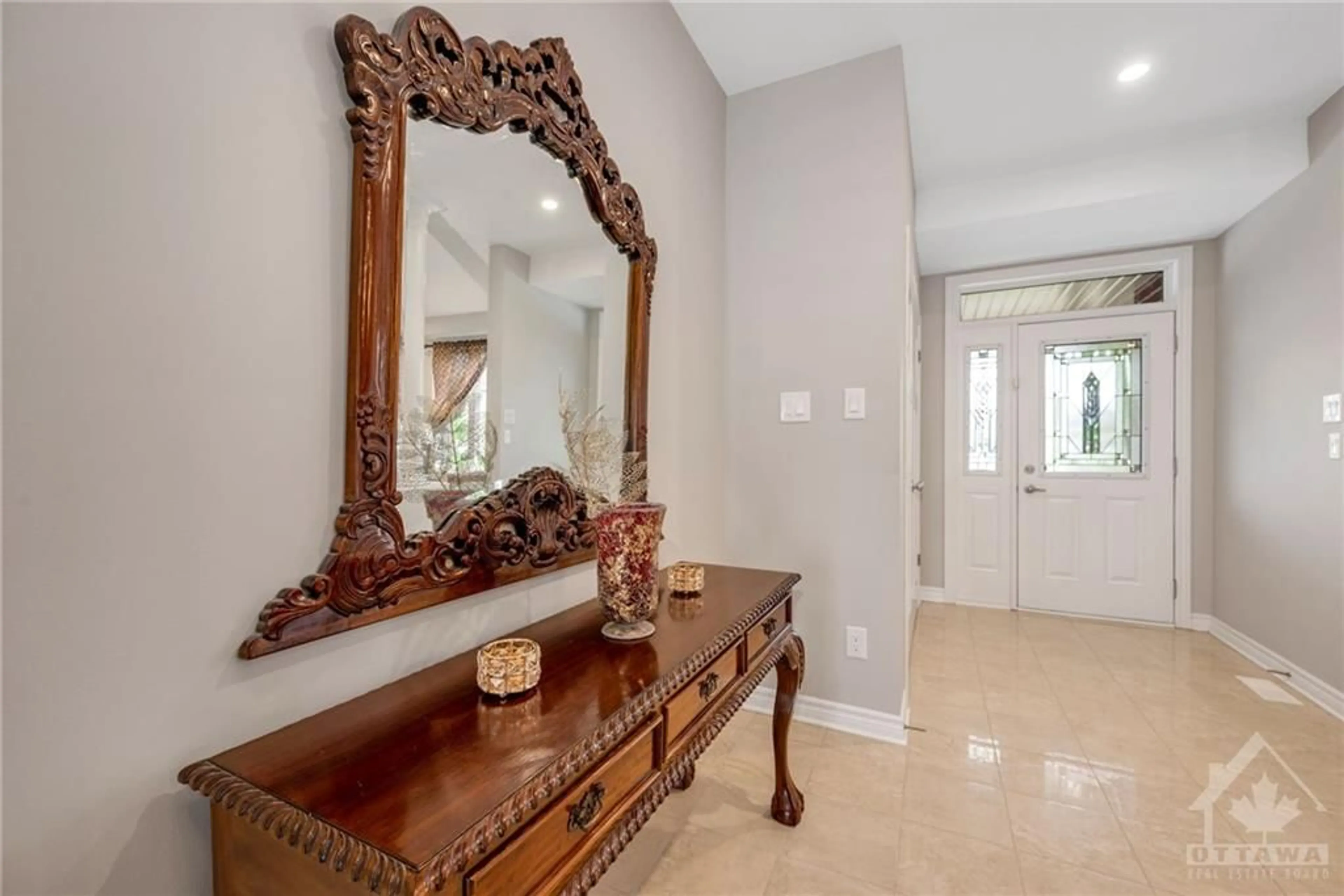 Indoor entryway, wood floors for 398 NESTLETON St, Ottawa Ontario K4A 0W2