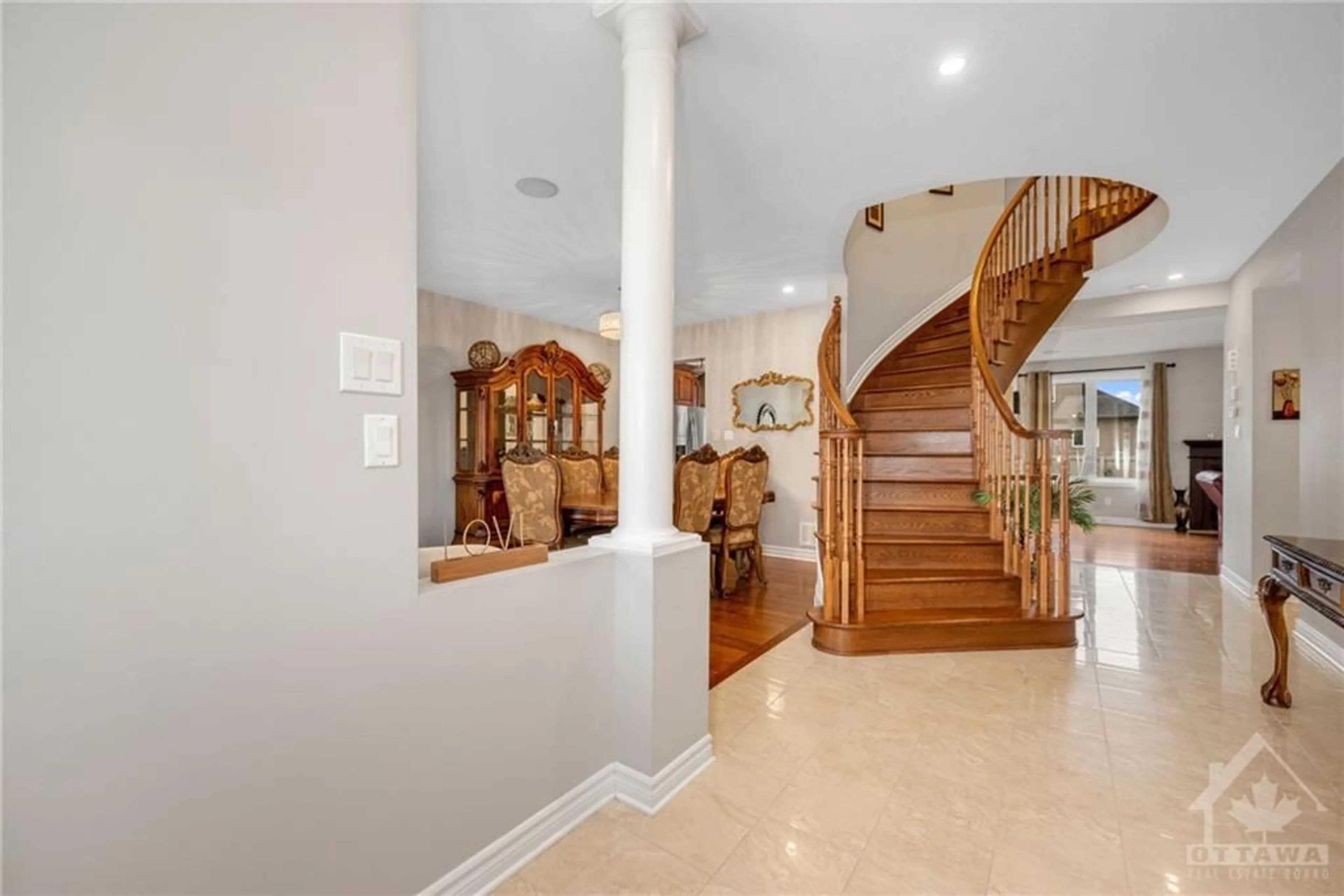 Indoor foyer, wood floors for 398 NESTLETON St, Ottawa Ontario K4A 0W2