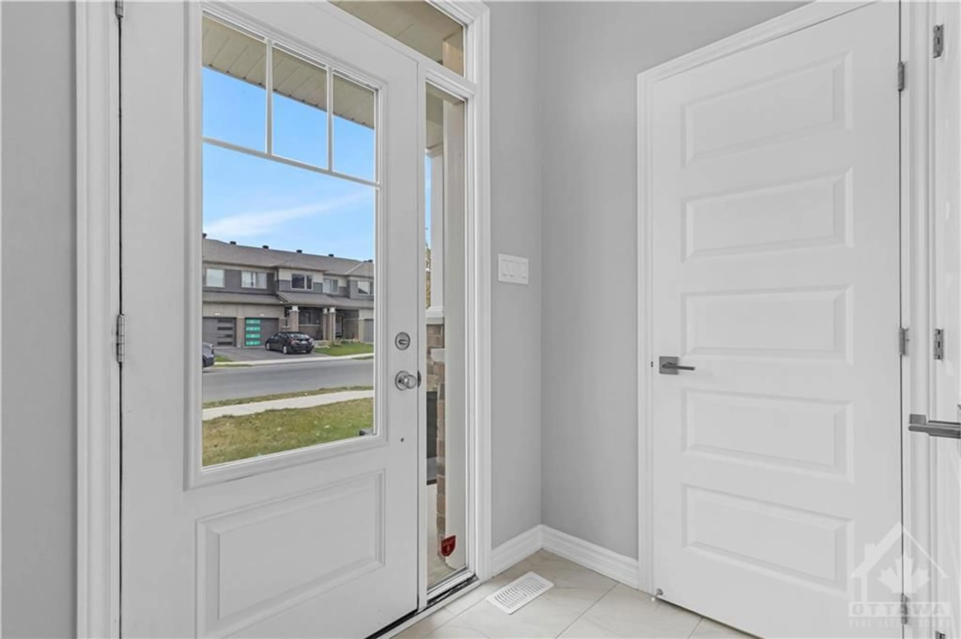 Indoor entryway, wood floors for 522 FLAGSTAFF Dr, Ottawa Ontario K2J 6W1