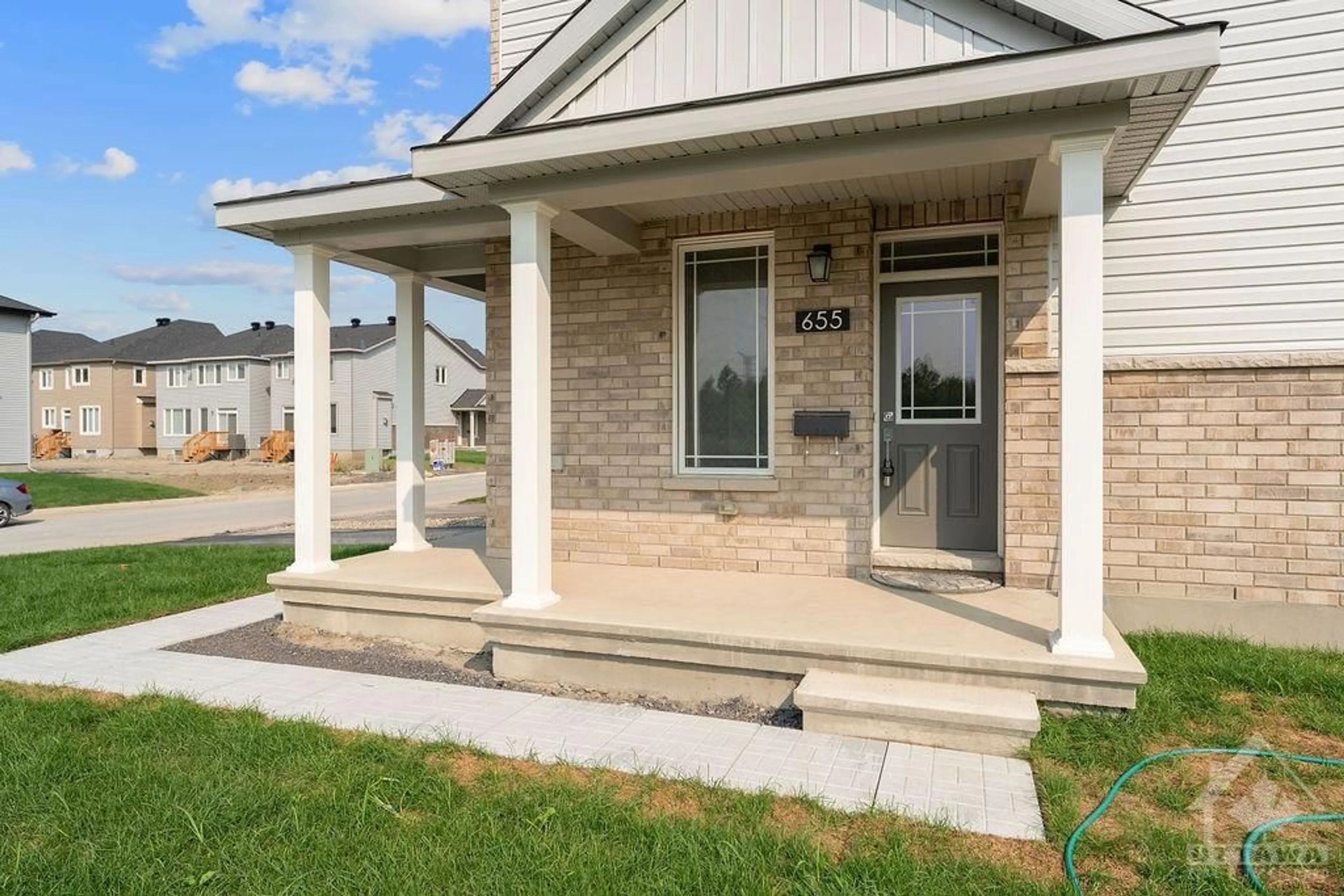 Indoor entryway, cement floor for 655 PERSIMMON Way, Ottawa Ontario K1W 0T2