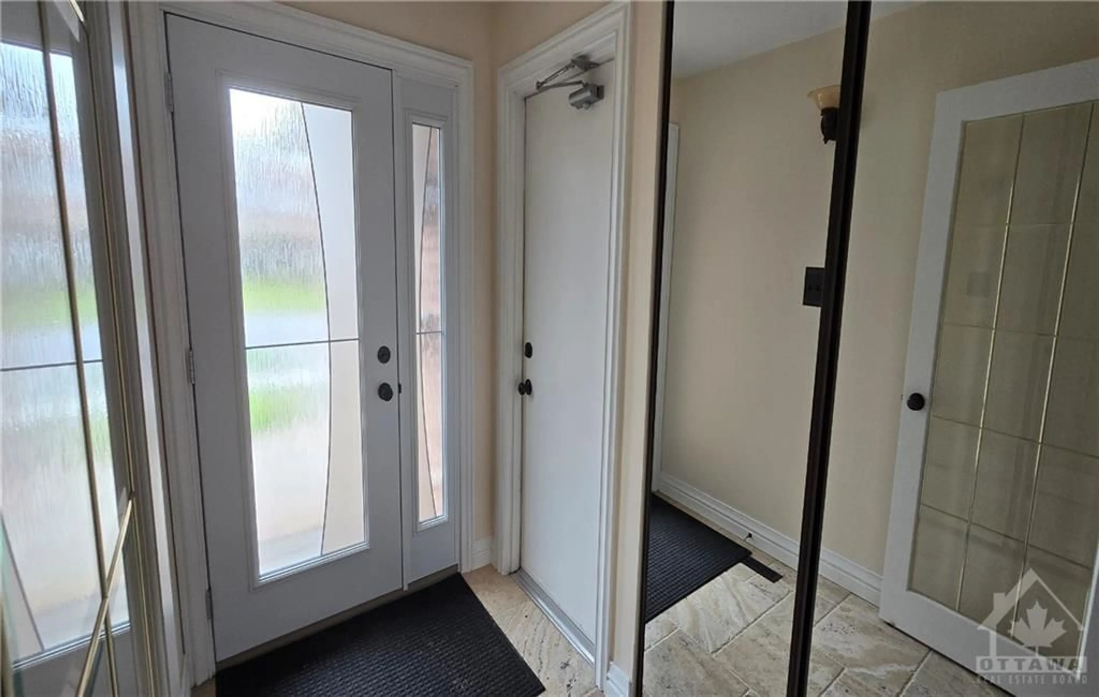 Indoor entryway, unknown floor for 1627 CHAMPNEUF Dr, Ottawa Ontario K1C 6C1