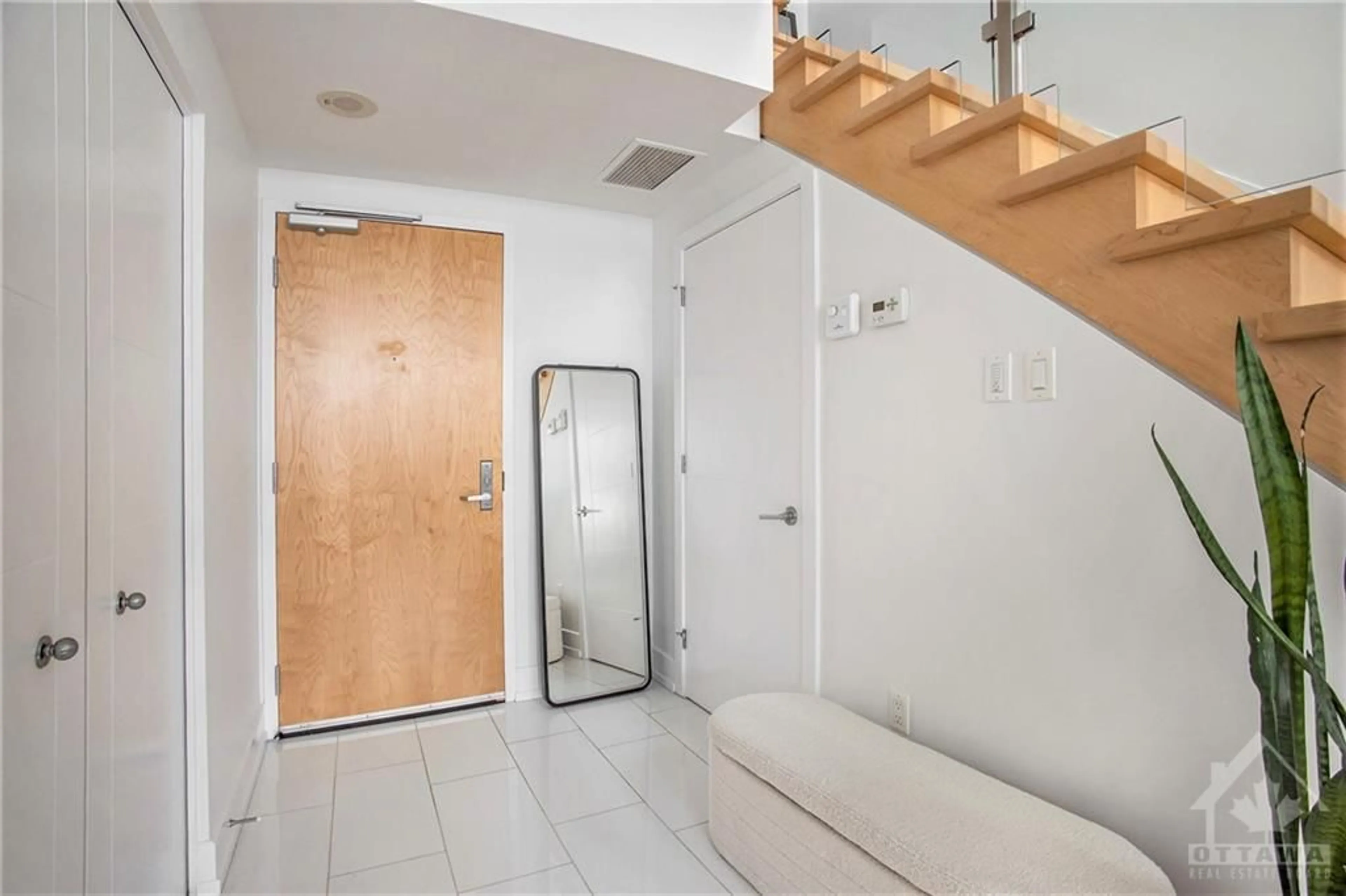 Indoor entryway, wood floors for 197 LISGAR St #202, Ottawa Ontario K2P 0C3