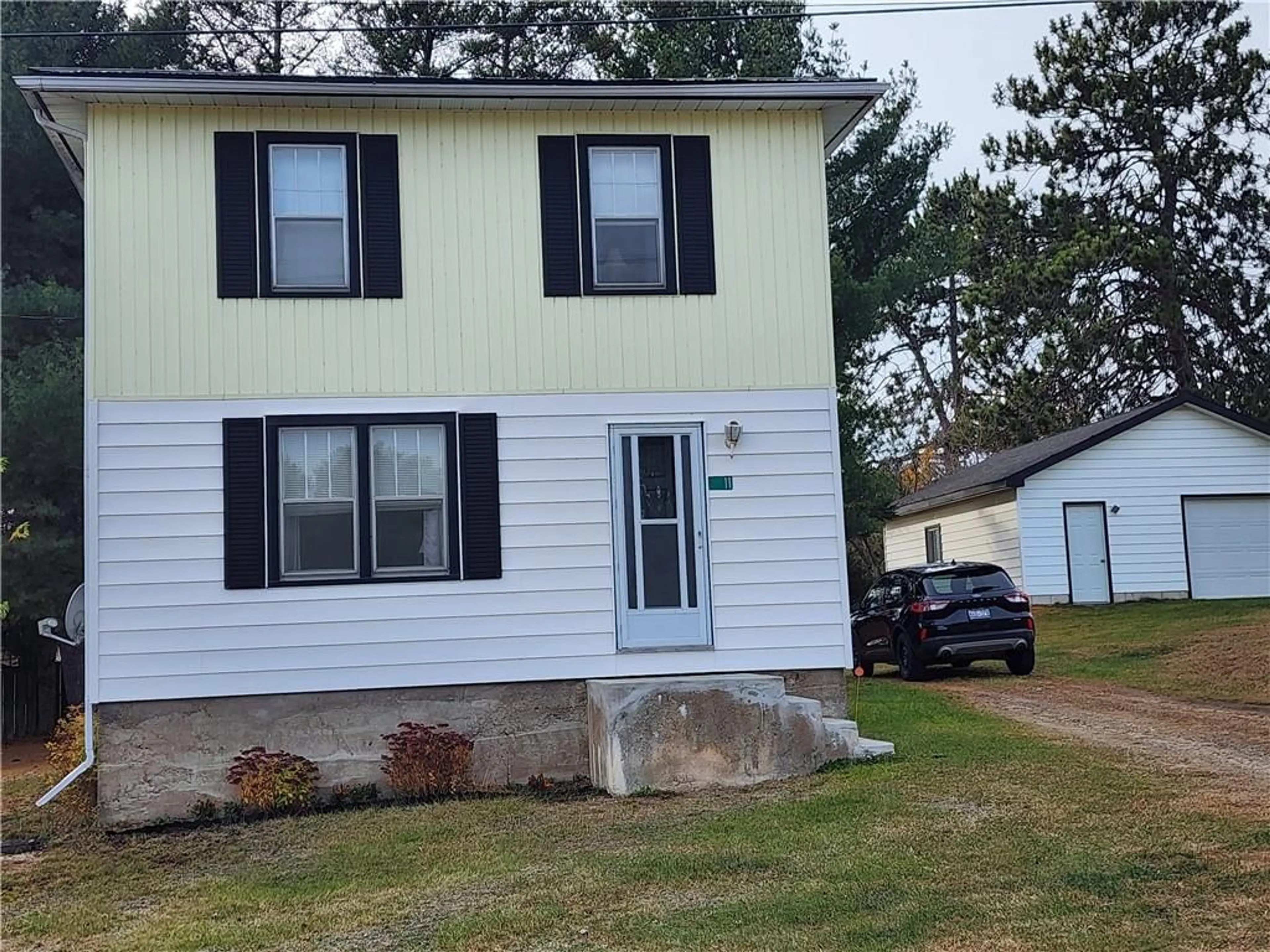 Frontside or backside of a home, cottage for 11 SHERWOOD Dr, Barry's Bay Ontario K0J 1B0