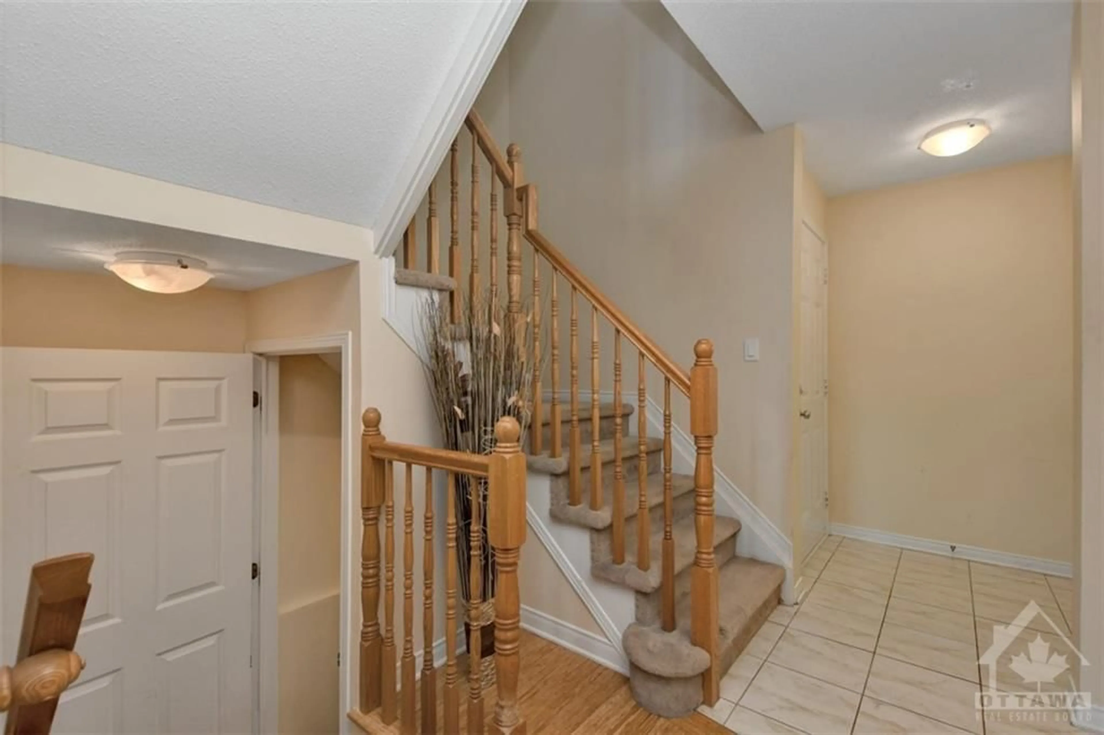 Indoor foyer, wood floors for 128 CEDARDOWN Pvt, Ottawa Ontario K2J 0W2