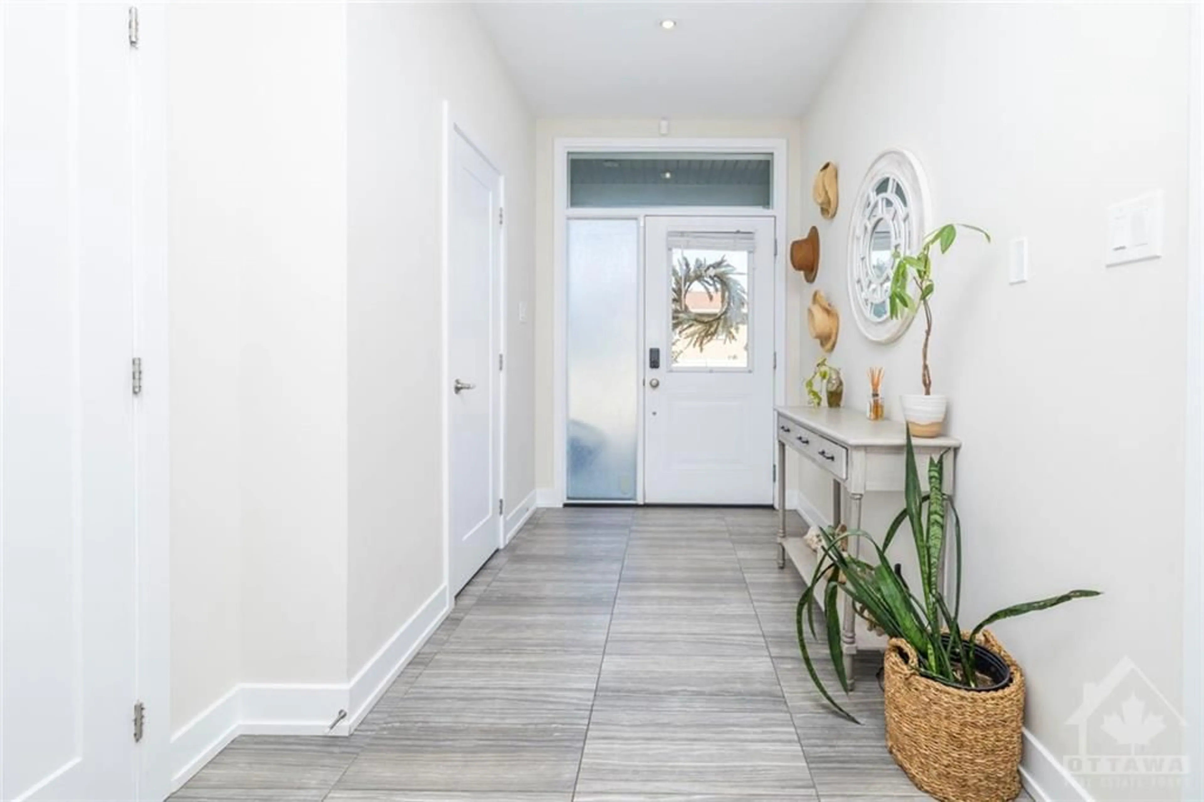 Indoor entryway, wood floors for 1306 AVENUE P Ave, Ottawa Ontario K1G 0B3