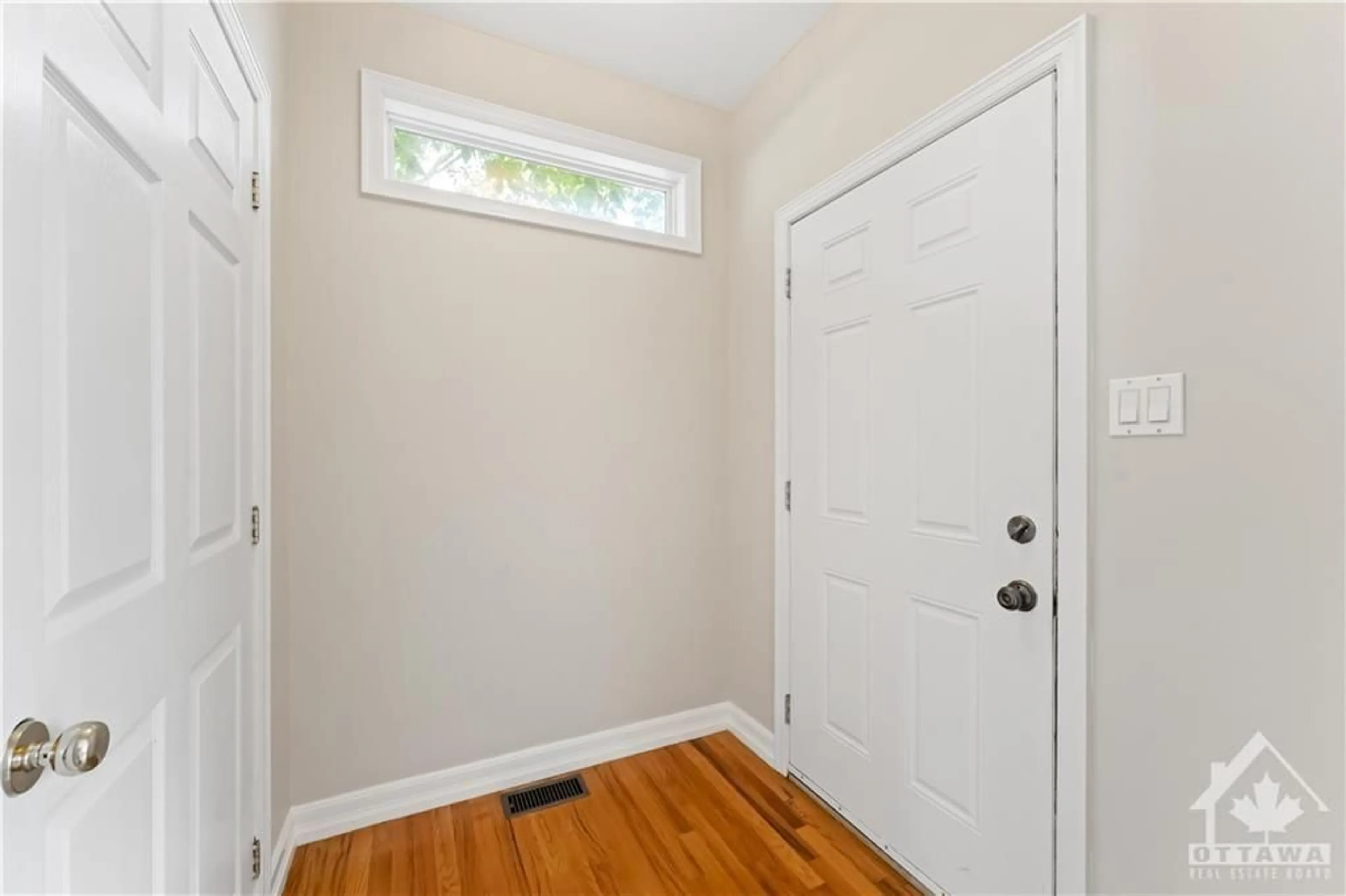 Indoor entryway, wood floors for 463 SUNNYSIDE Ave, Ottawa Ontario K1S 0S8