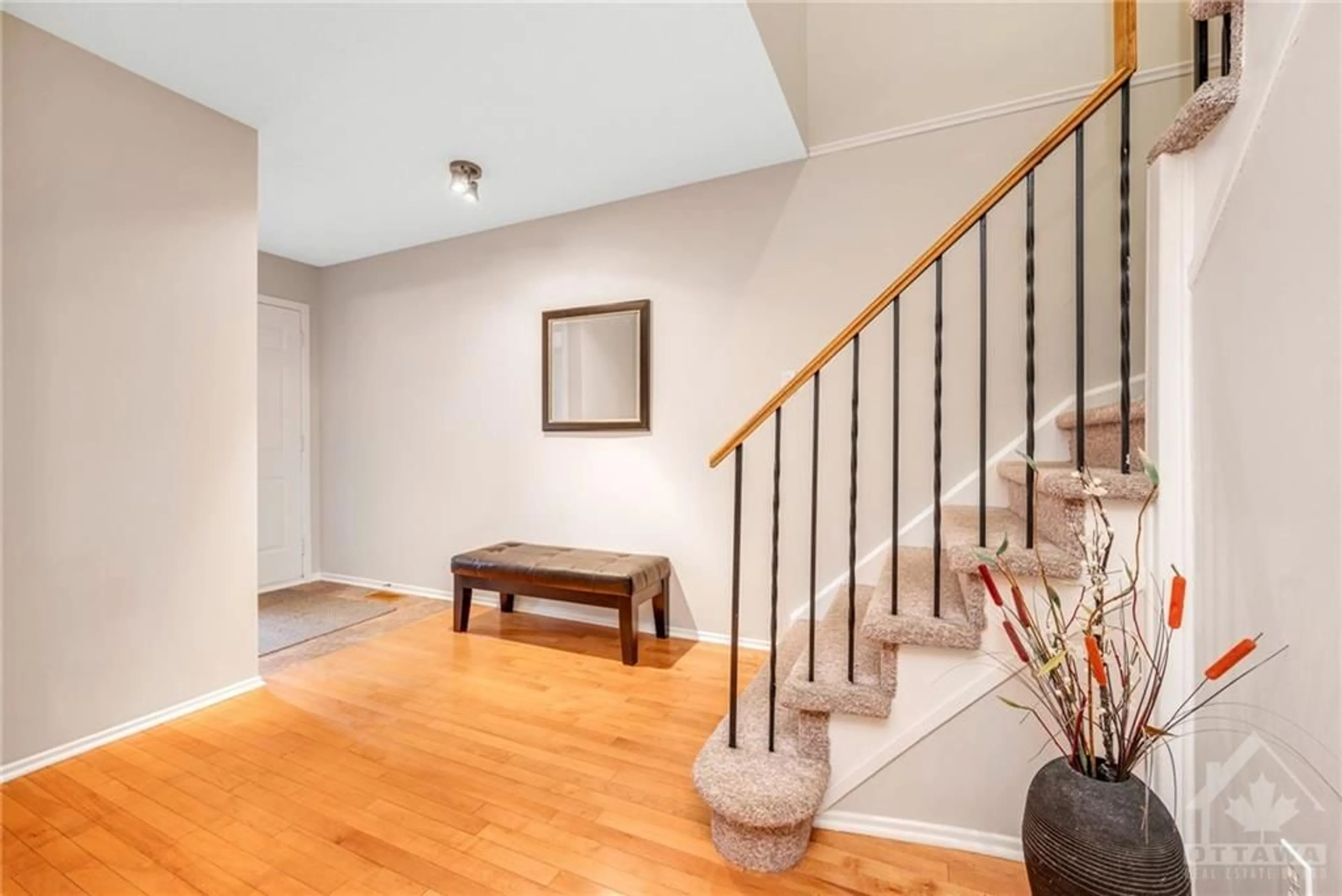 Indoor entryway, wood floors for 556 LATOUR Cres, Ottawa Ontario K4A 1N6