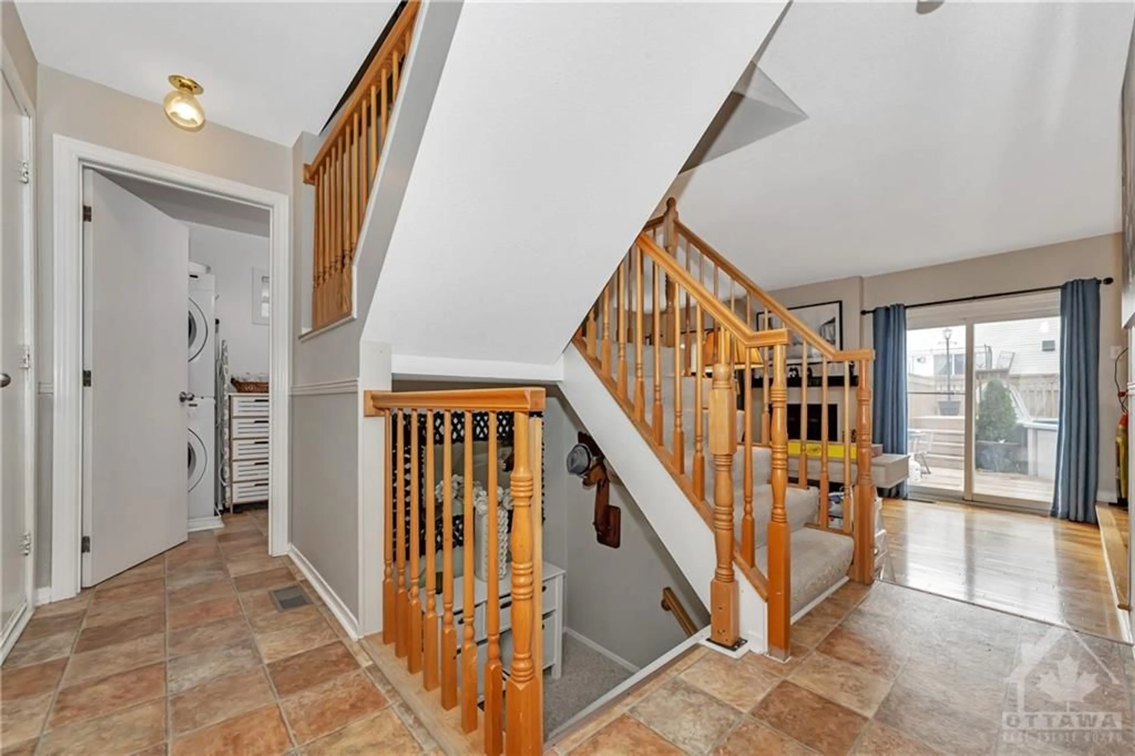 Indoor foyer, wood floors for 814 GADWELL Crt, Ottawa Ontario K1E 2L1