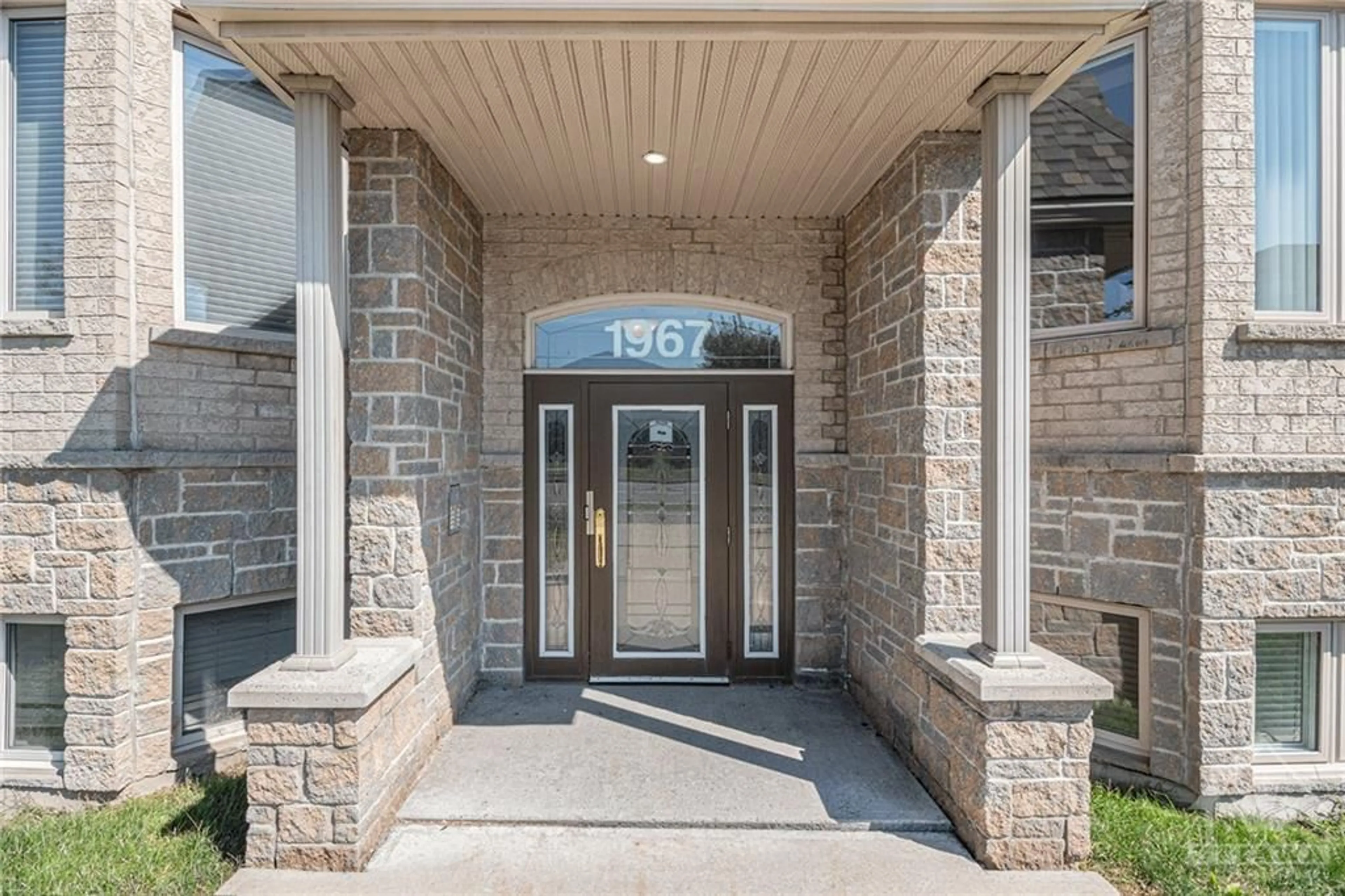 Indoor entryway, carpet floors for 1967 TRIM Rd #4, Ottawa Ontario K4A 0C2