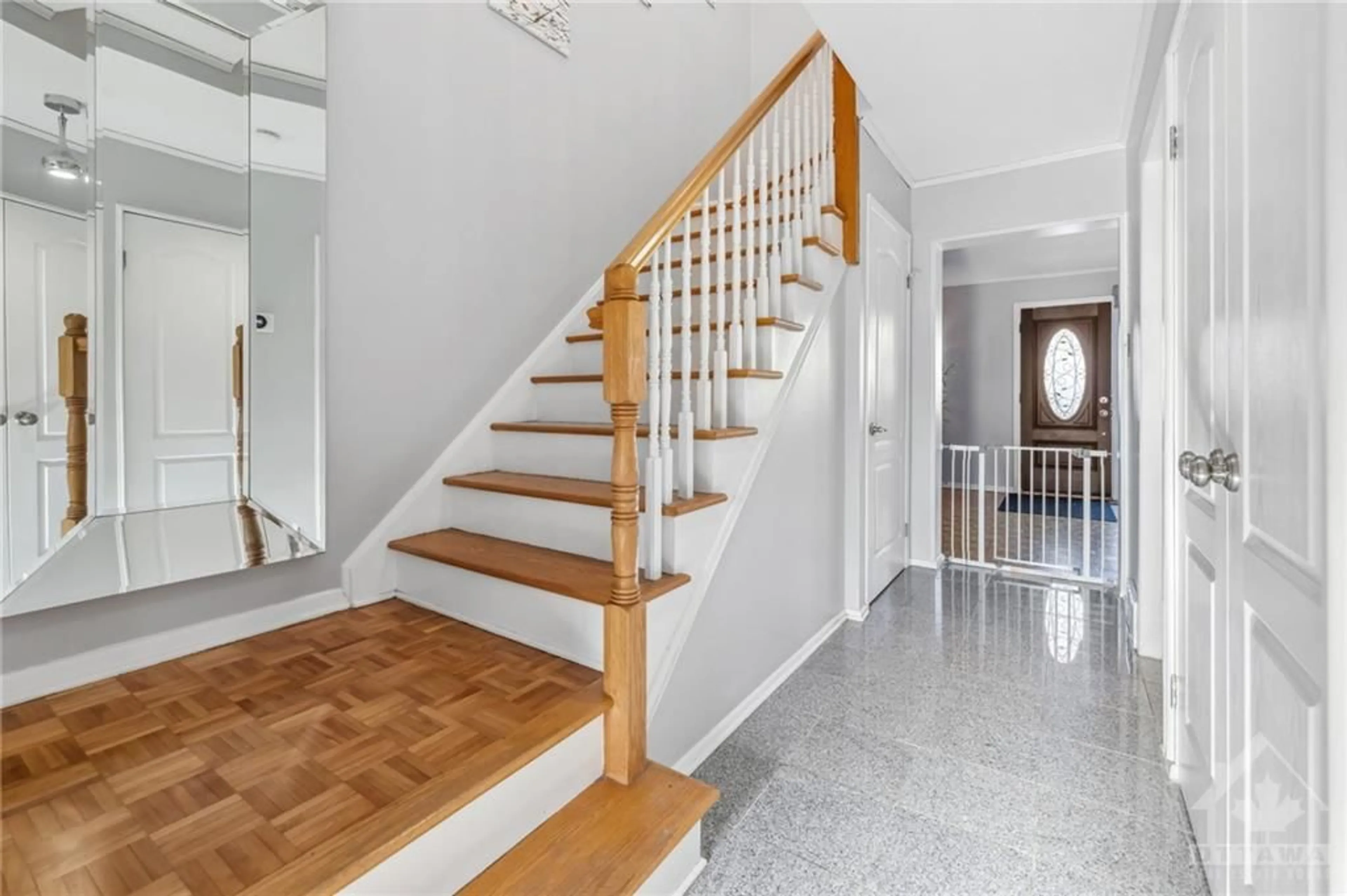 Indoor foyer, wood floors for 347 MONTEREY Dr, Ottawa Ontario K2H 7B1